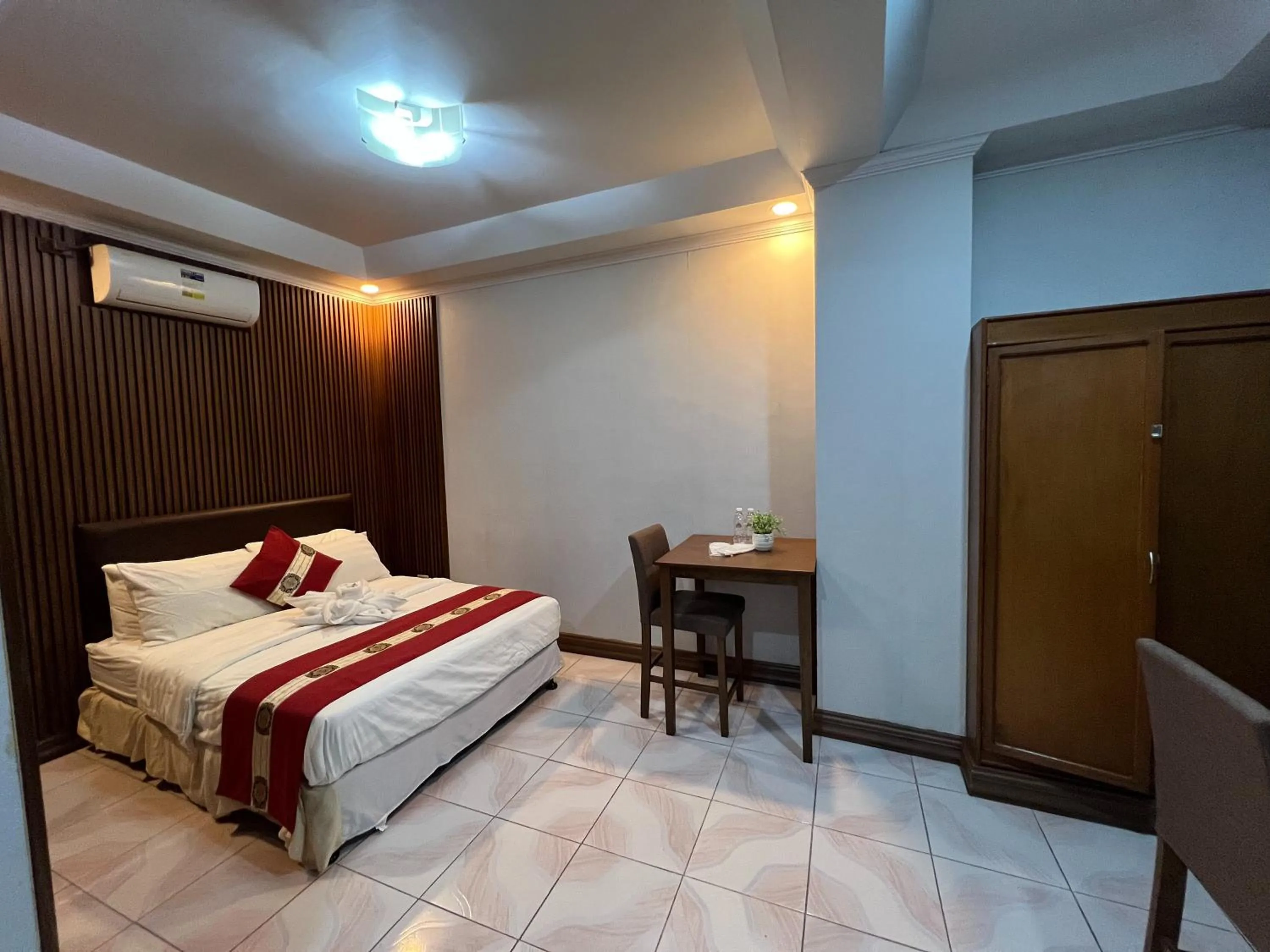 Bedroom, Bed in Rossa Hotel