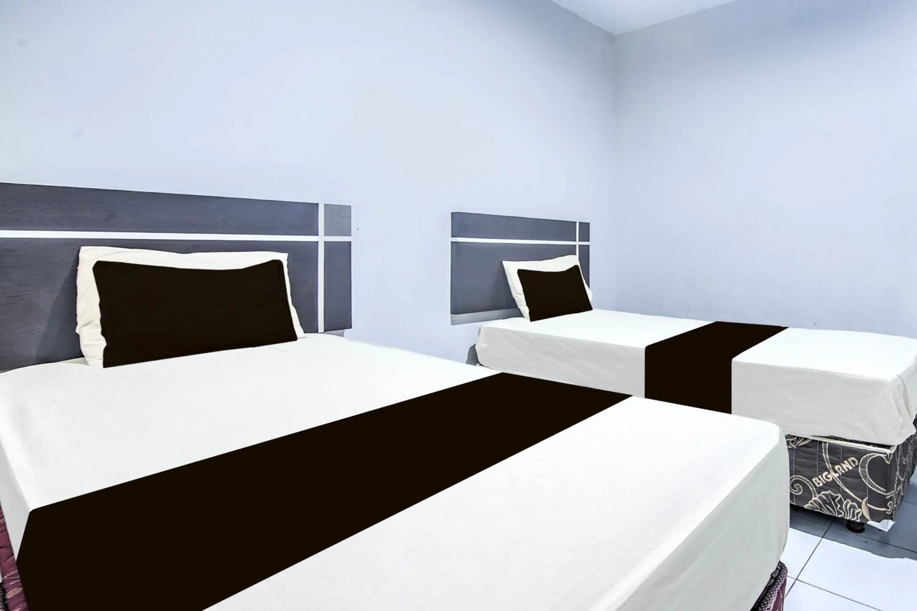 Bedroom, Bed in Hotel O Makassar near Mall Panakukang formerly Hotel Lucky Inn Makassar