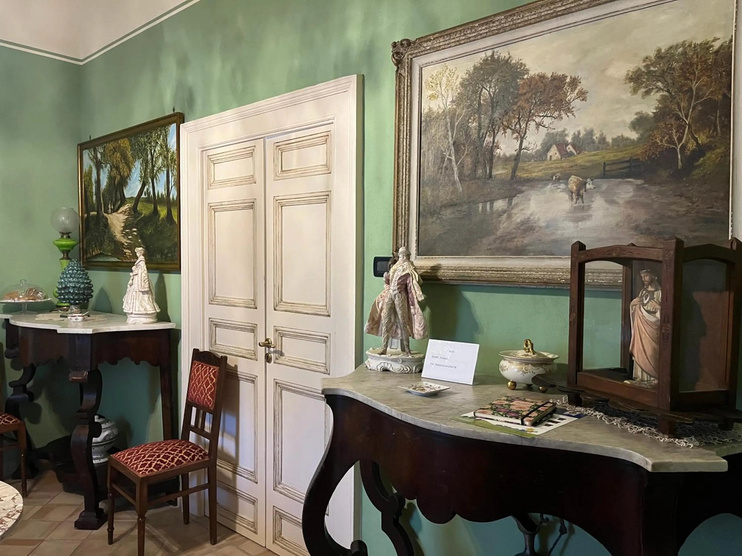 Living room in Palazzo Cutrufelli