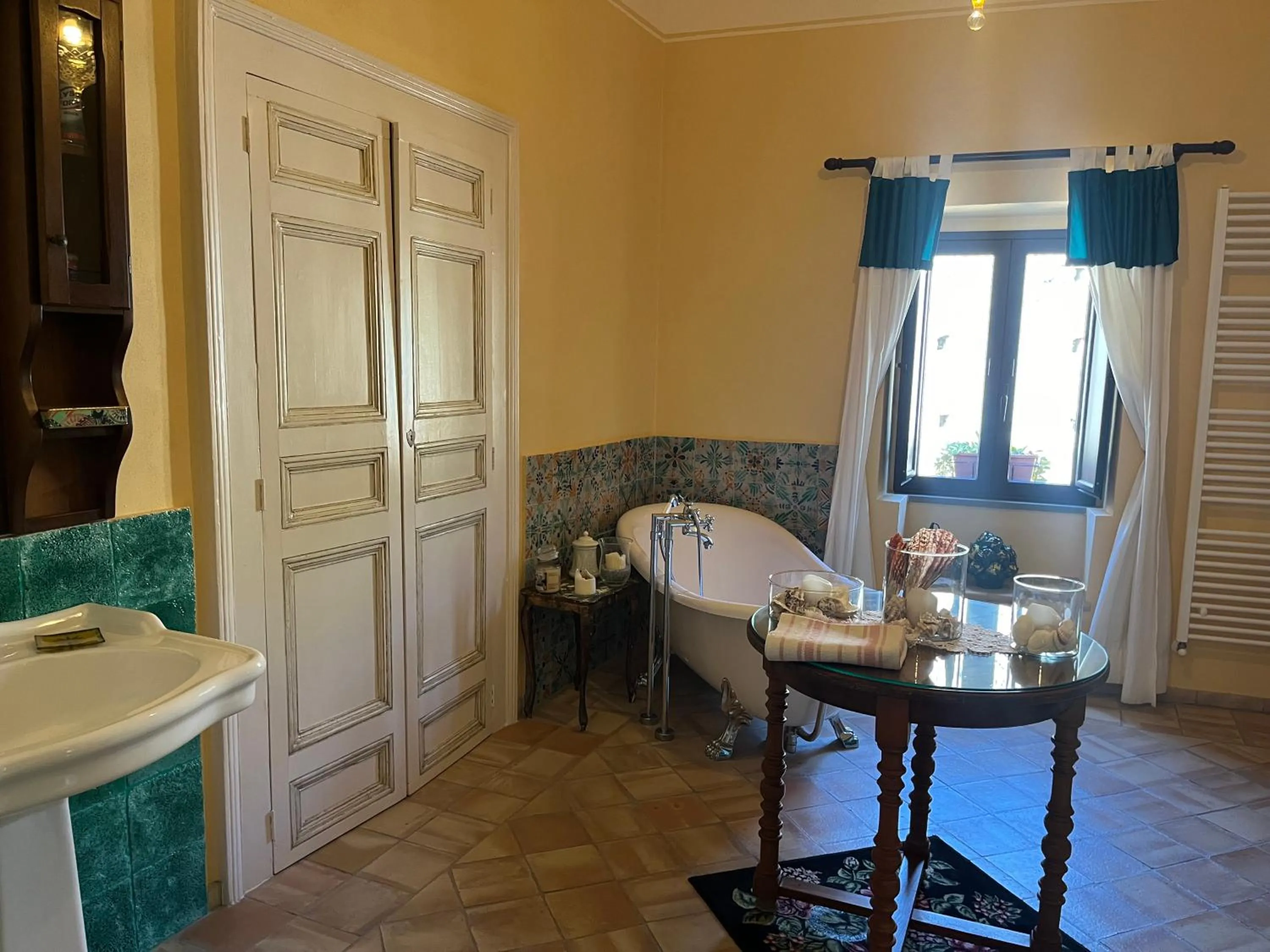 Bathroom in Palazzo Cutrufelli