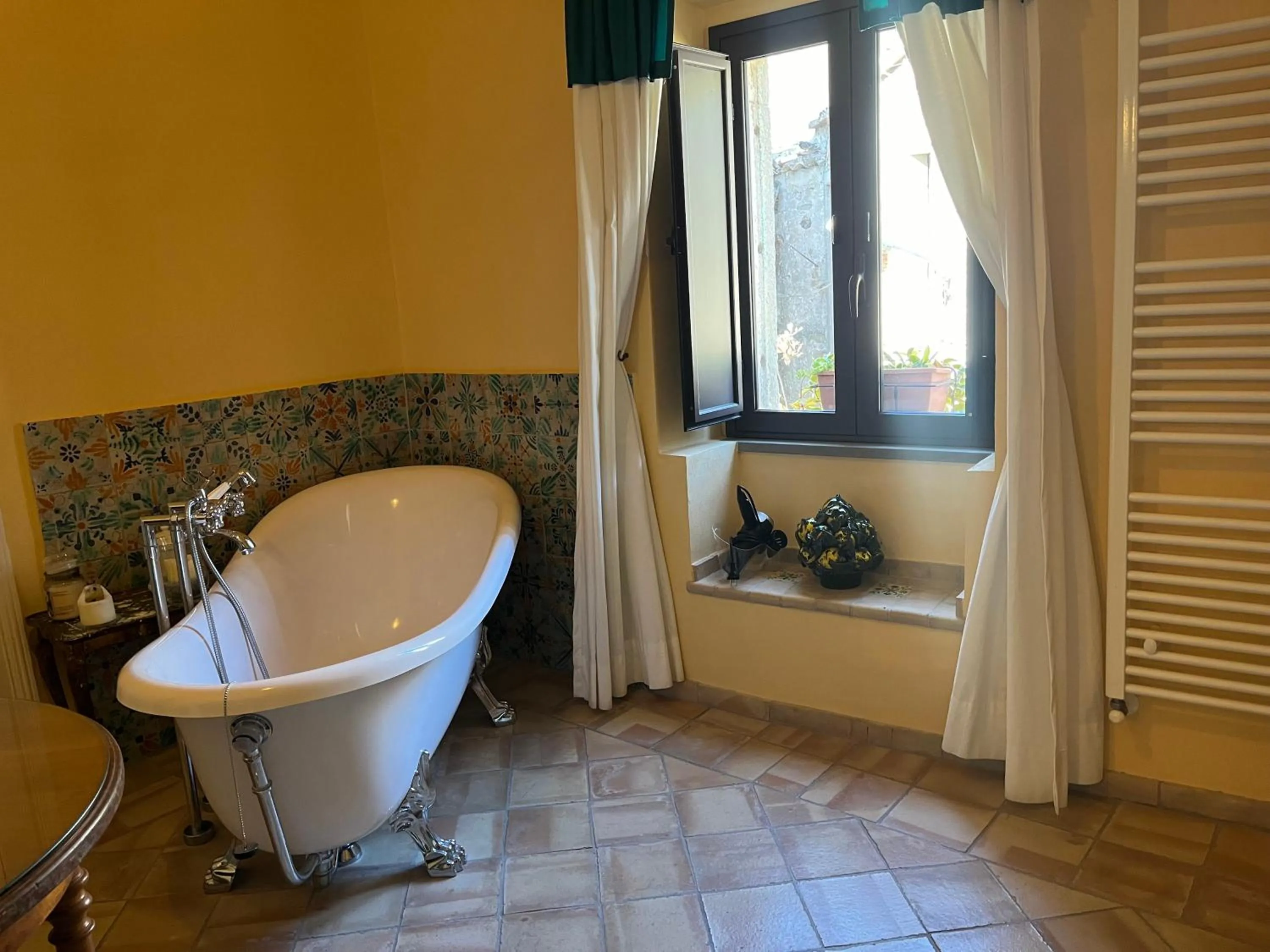 Bathroom in Palazzo Cutrufelli