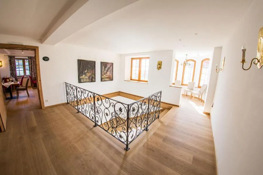 Restaurant/places to eat in Hotel Schloss Leitheim