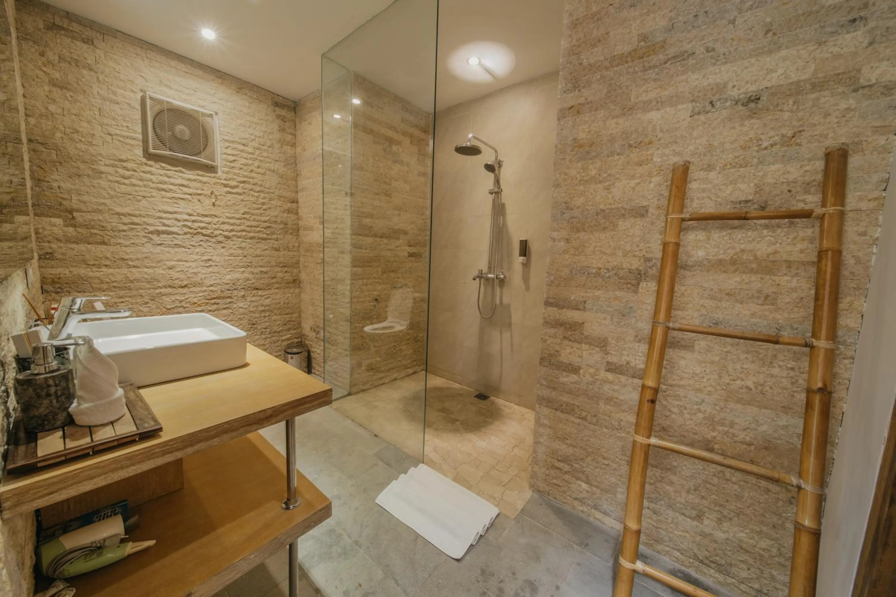 Shower in La-Meli Villas Ubud