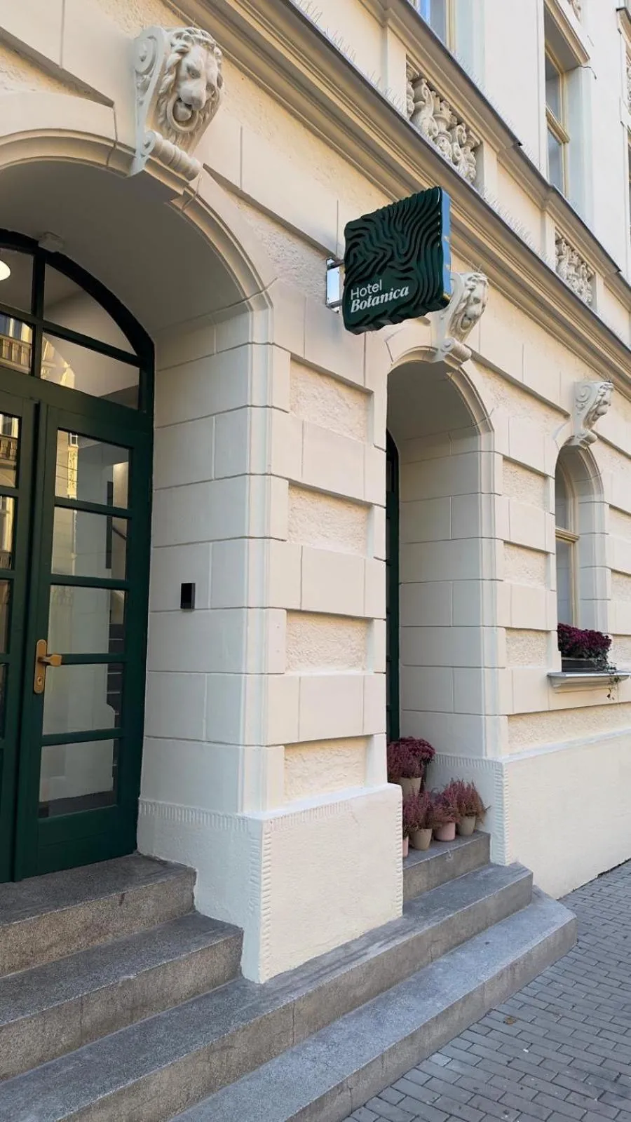 Facade/entrance in Hotel Botanica by goodnite cz