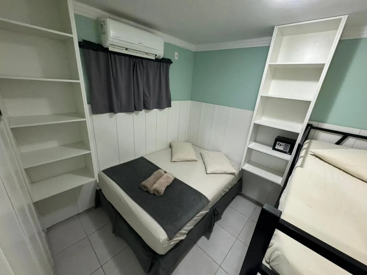 wardrobe, Bed in Pousada Das Estrelas