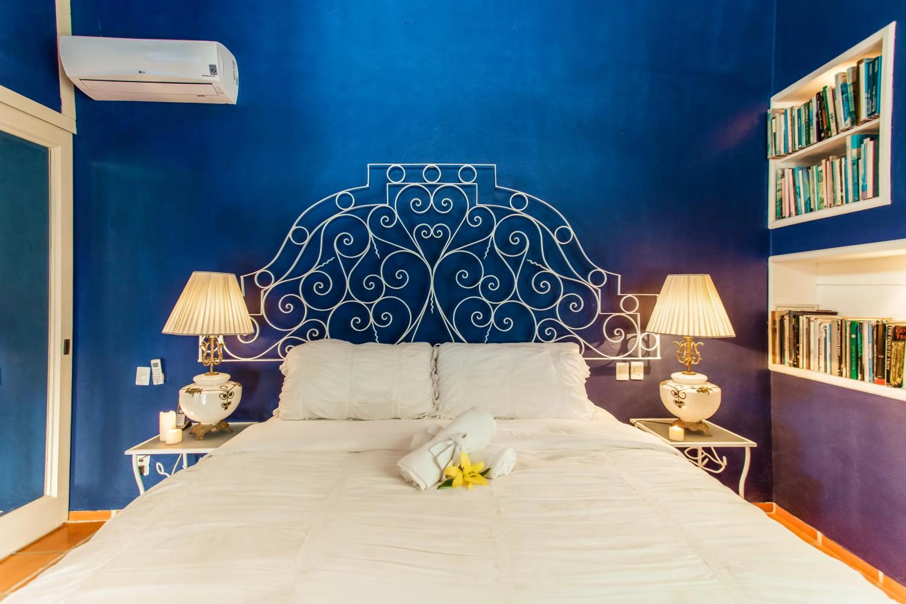 Bed in Garlands Del Rio Riverside Boutique Hotel