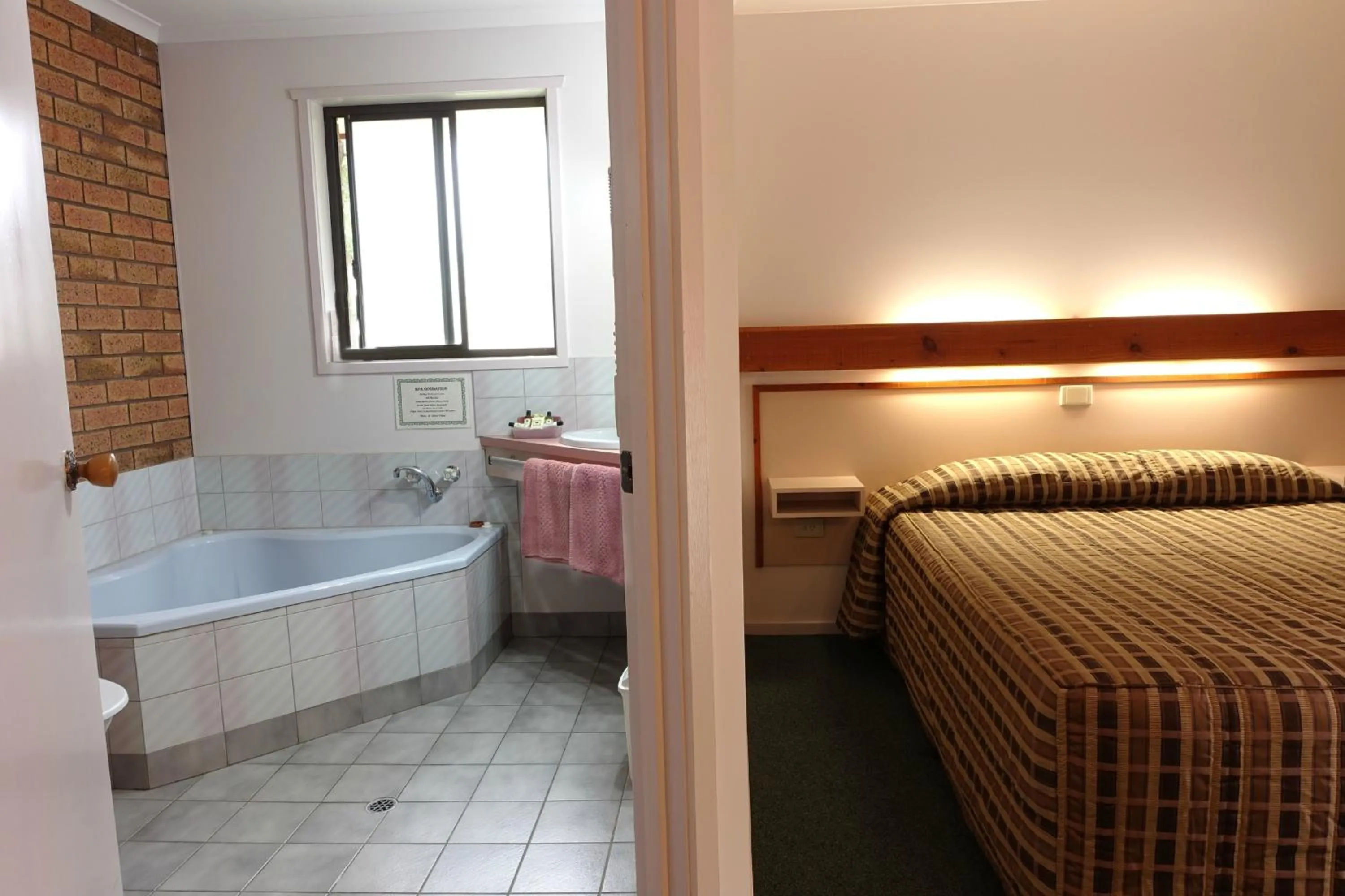 Bathroom, Bed in Pinnacle Holiday Lodge