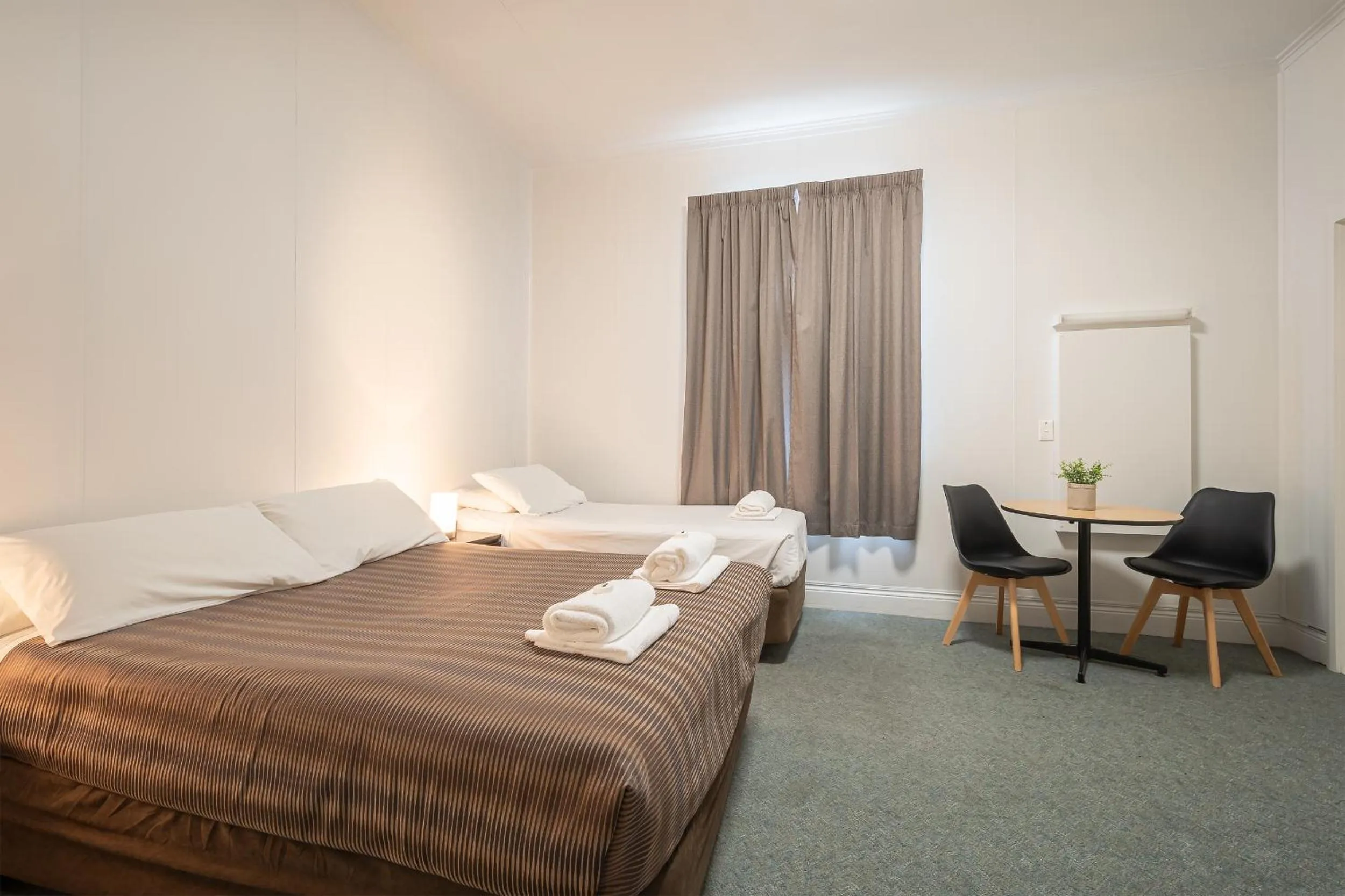 Bedroom, Bed in Bridge Hotel