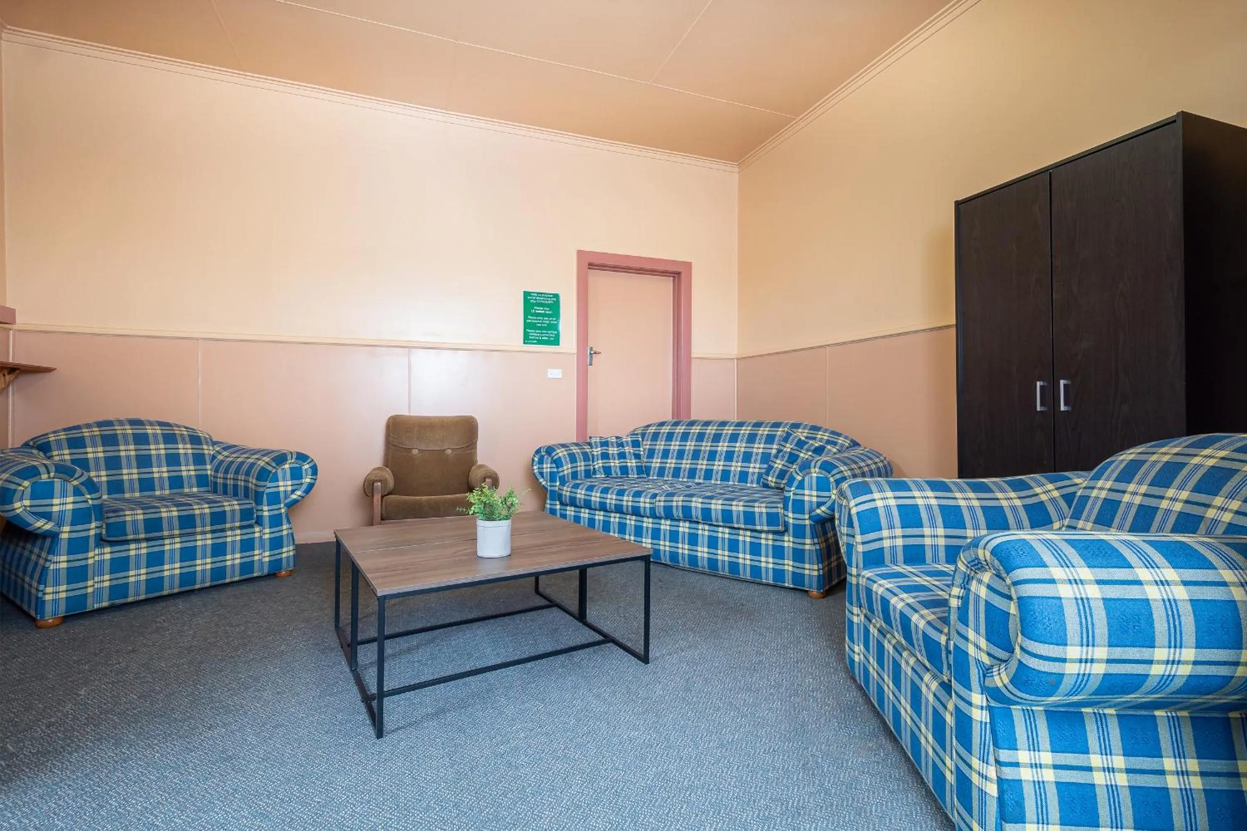 Communal lounge/ TV room in Bridge Hotel