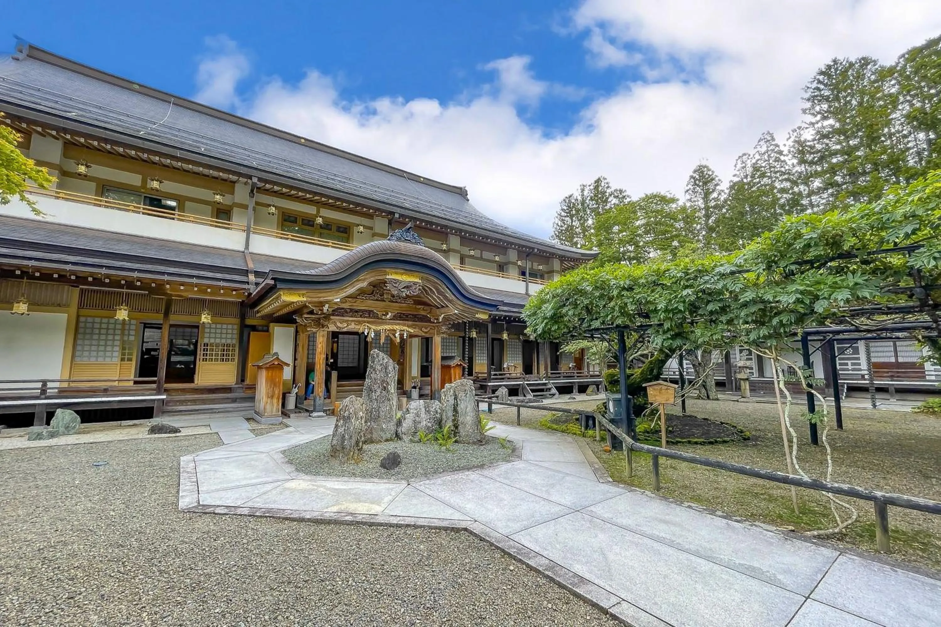 Facade/entrance in 高野山 宿坊 総持院 -Koyasan Shukubo Sojiin-