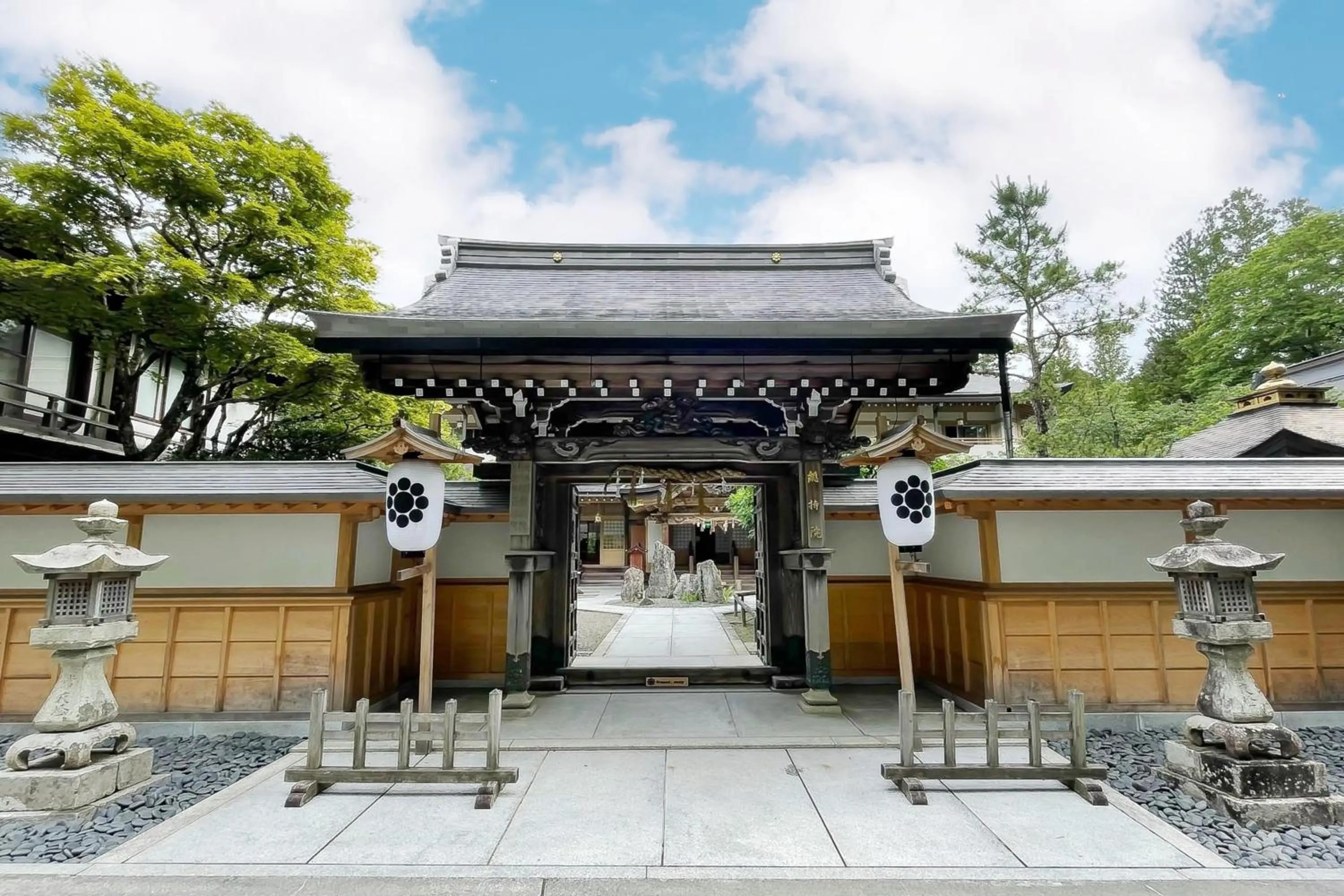 Facade/entrance in 高野山 宿坊 総持院 -Koyasan Shukubo Sojiin-