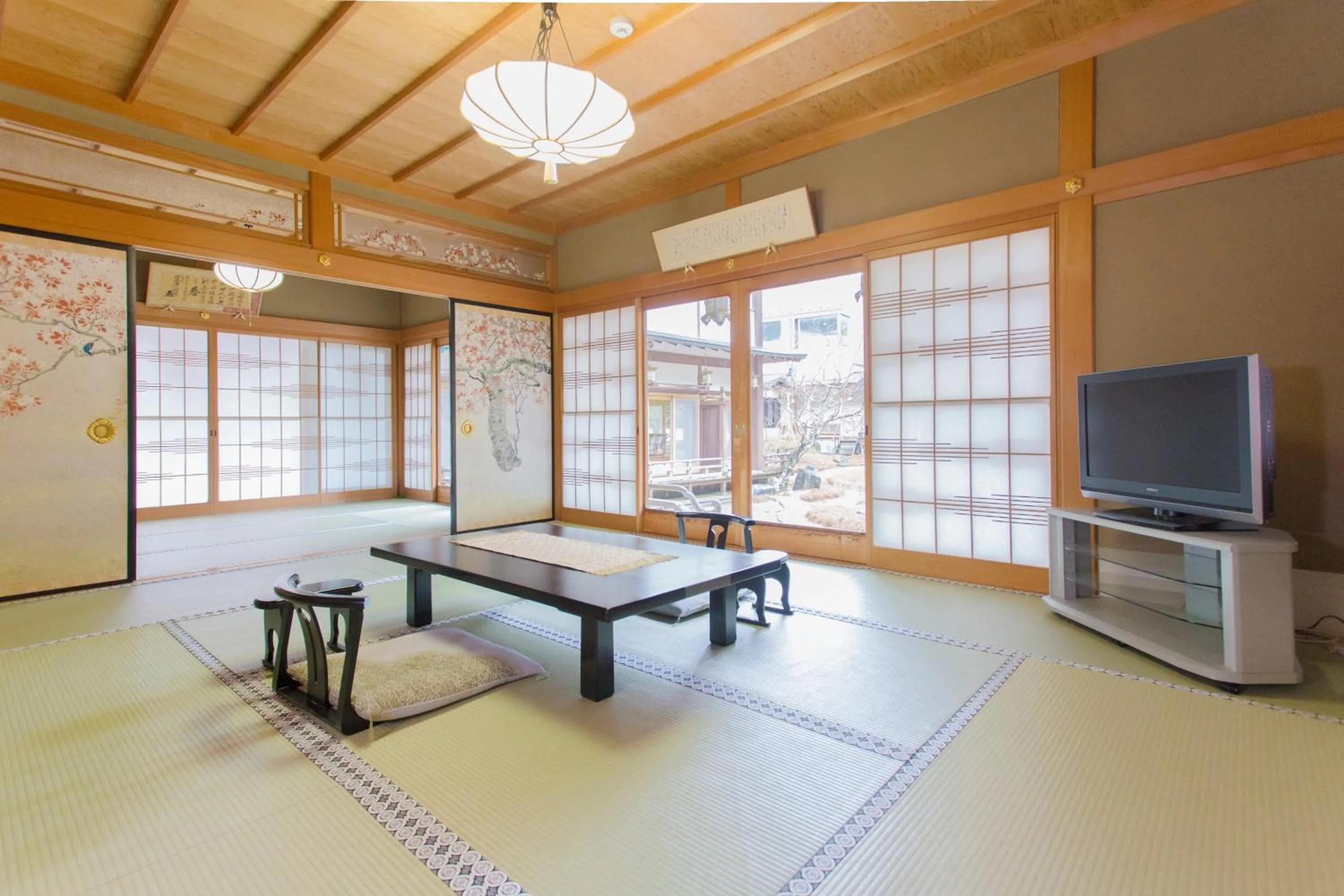 TV and multimedia in 高野山 宿坊 総持院 -Koyasan Shukubo Sojiin-