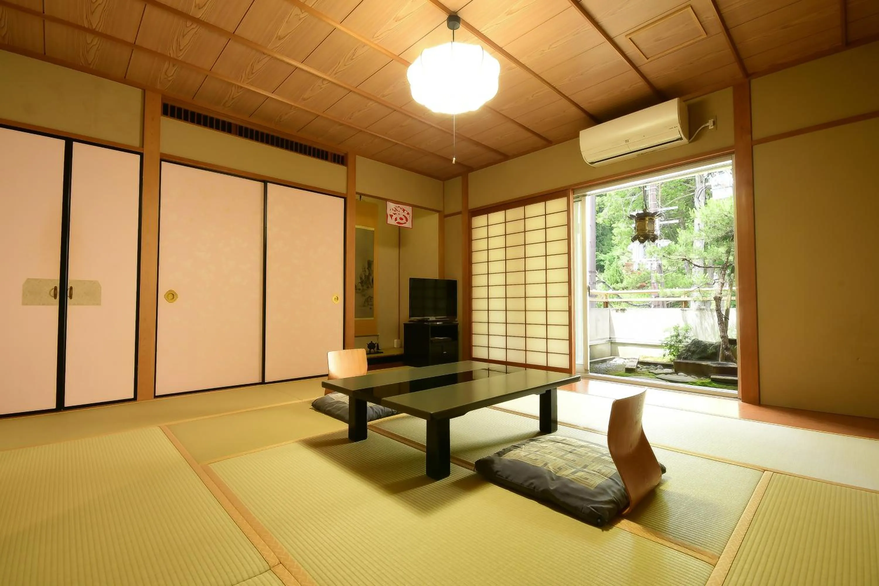 Photo of the whole room in 高野山 宿坊 総持院 -Koyasan Shukubo Sojiin-
