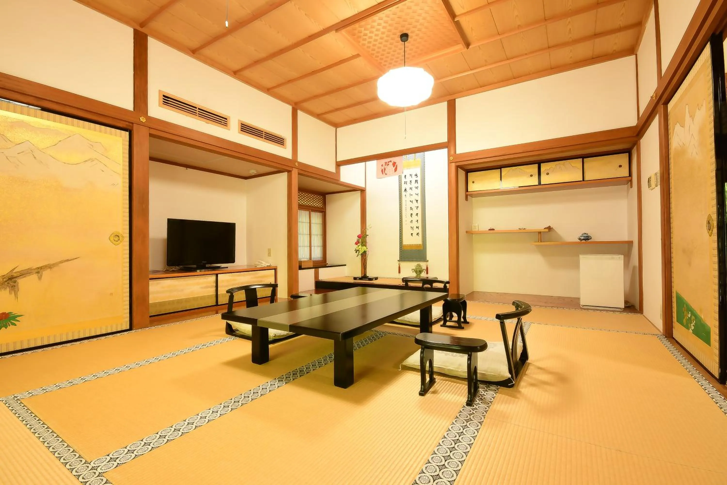 Photo of the whole room in 高野山 宿坊 総持院 -Koyasan Shukubo Sojiin-
