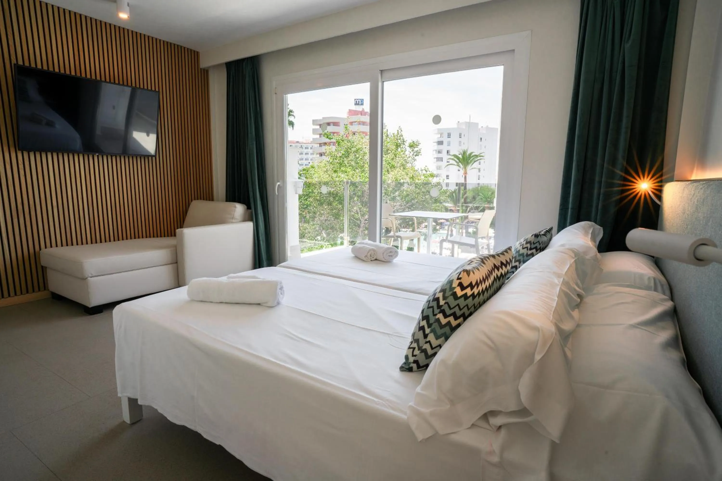 Photo of the whole room, Bed in INN Mallorca Aparthotel