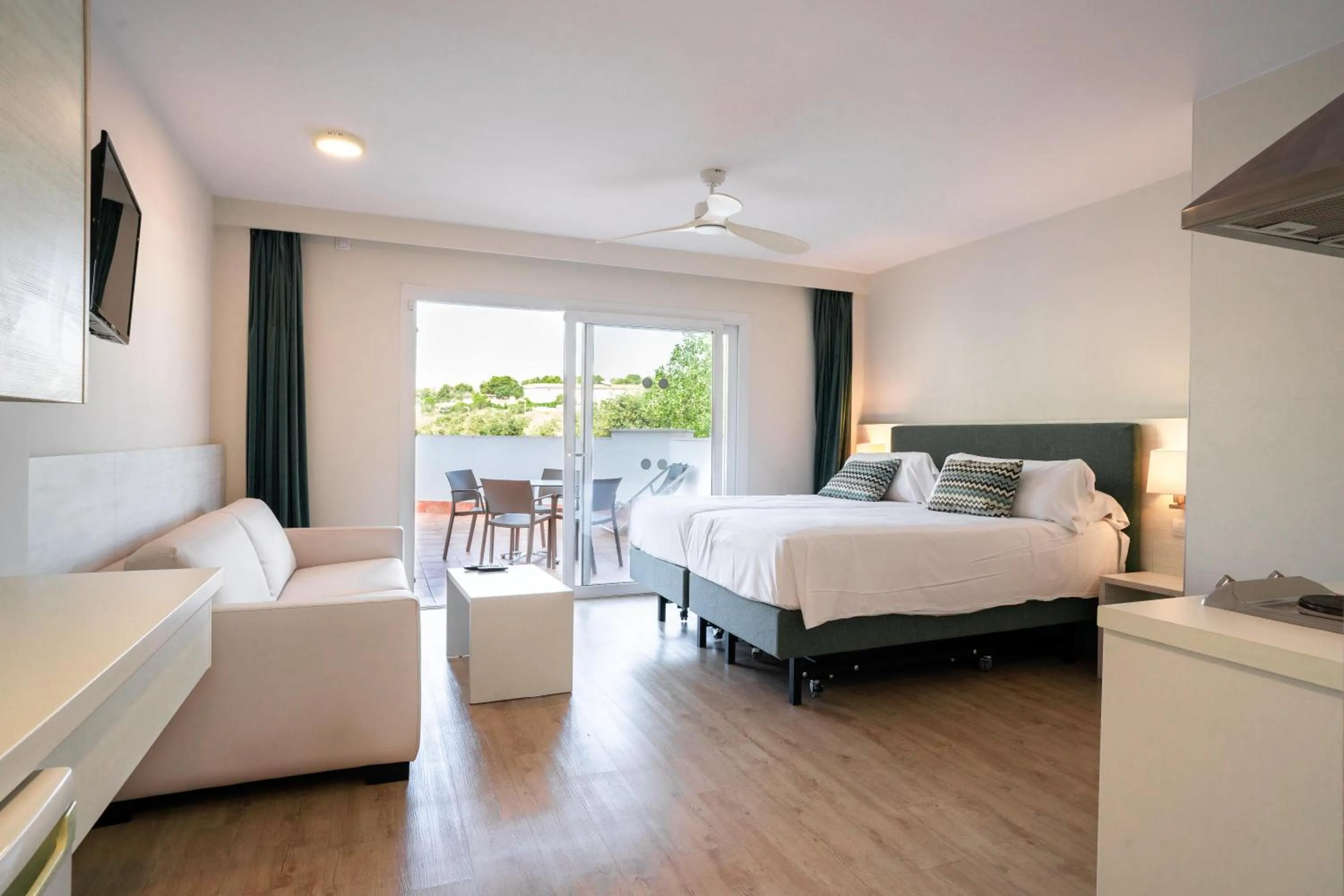 Photo of the whole room, Bed in INN Mallorca Aparthotel