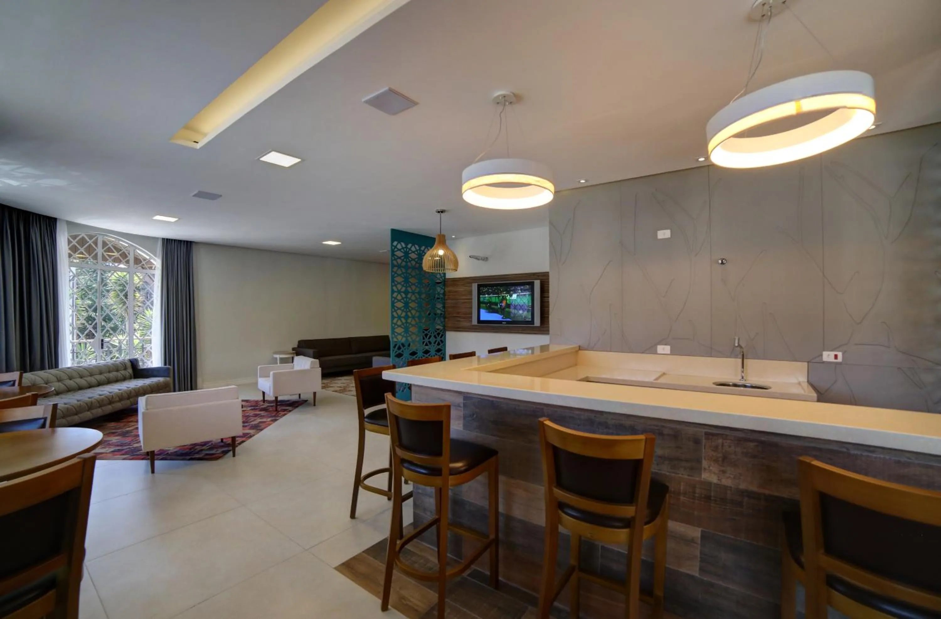 Communal lounge/ TV room in Moinho Itália Hotel