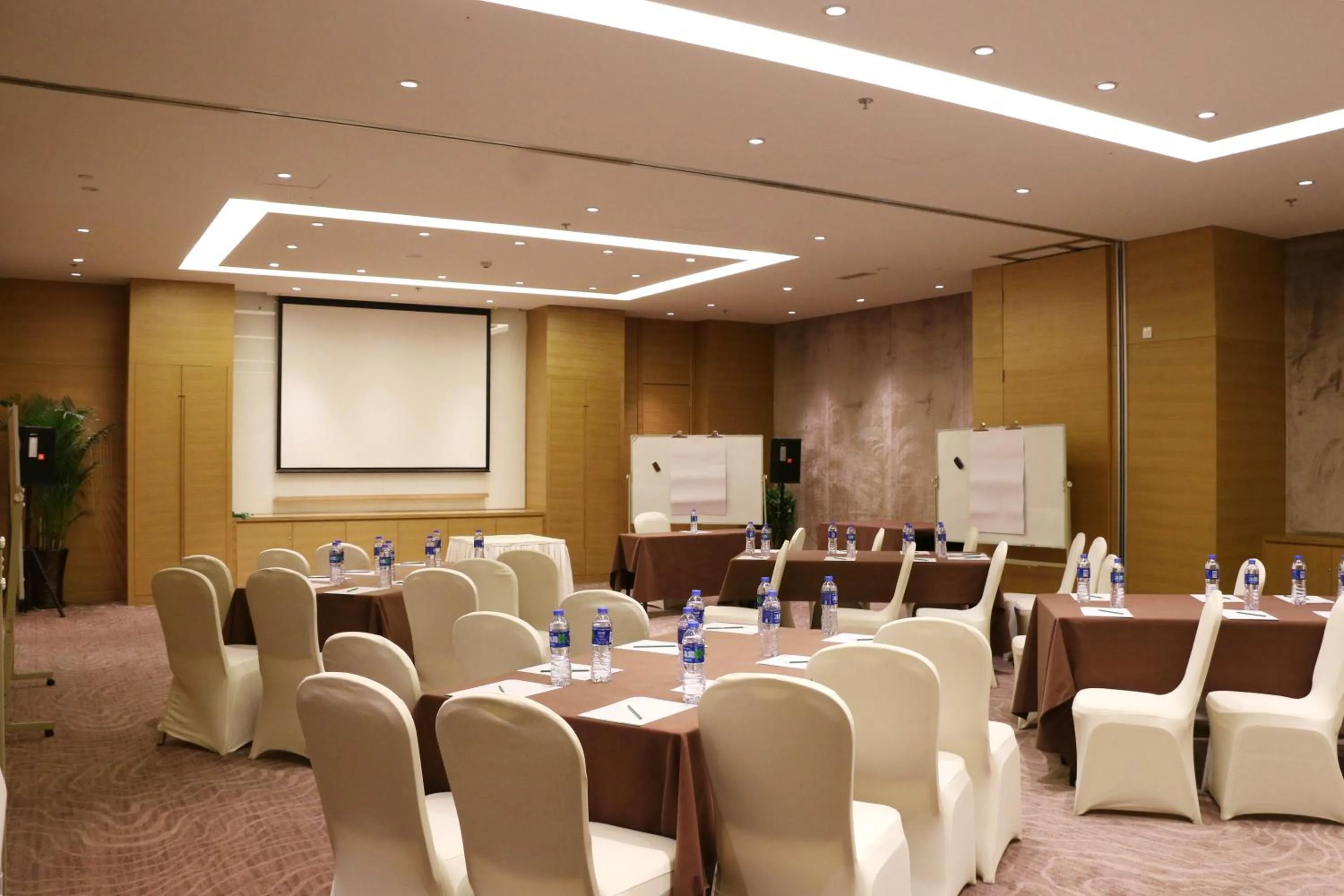 Meeting/conference room in Holiday Inn Xi'an Big Goose Pagoda, an IHG Hotel