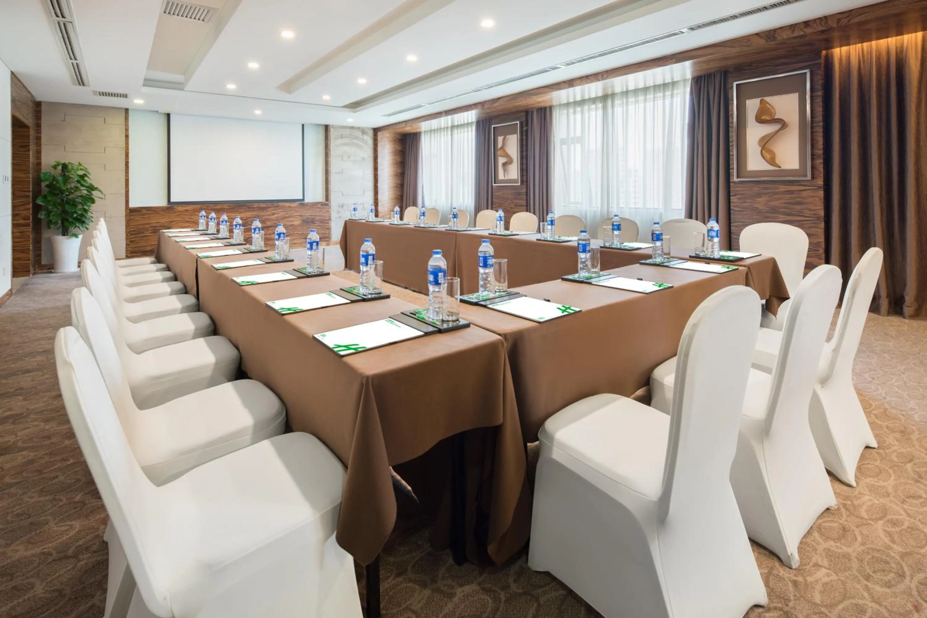 Meeting/conference room in Holiday Inn Xi'an Big Goose Pagoda, an IHG Hotel