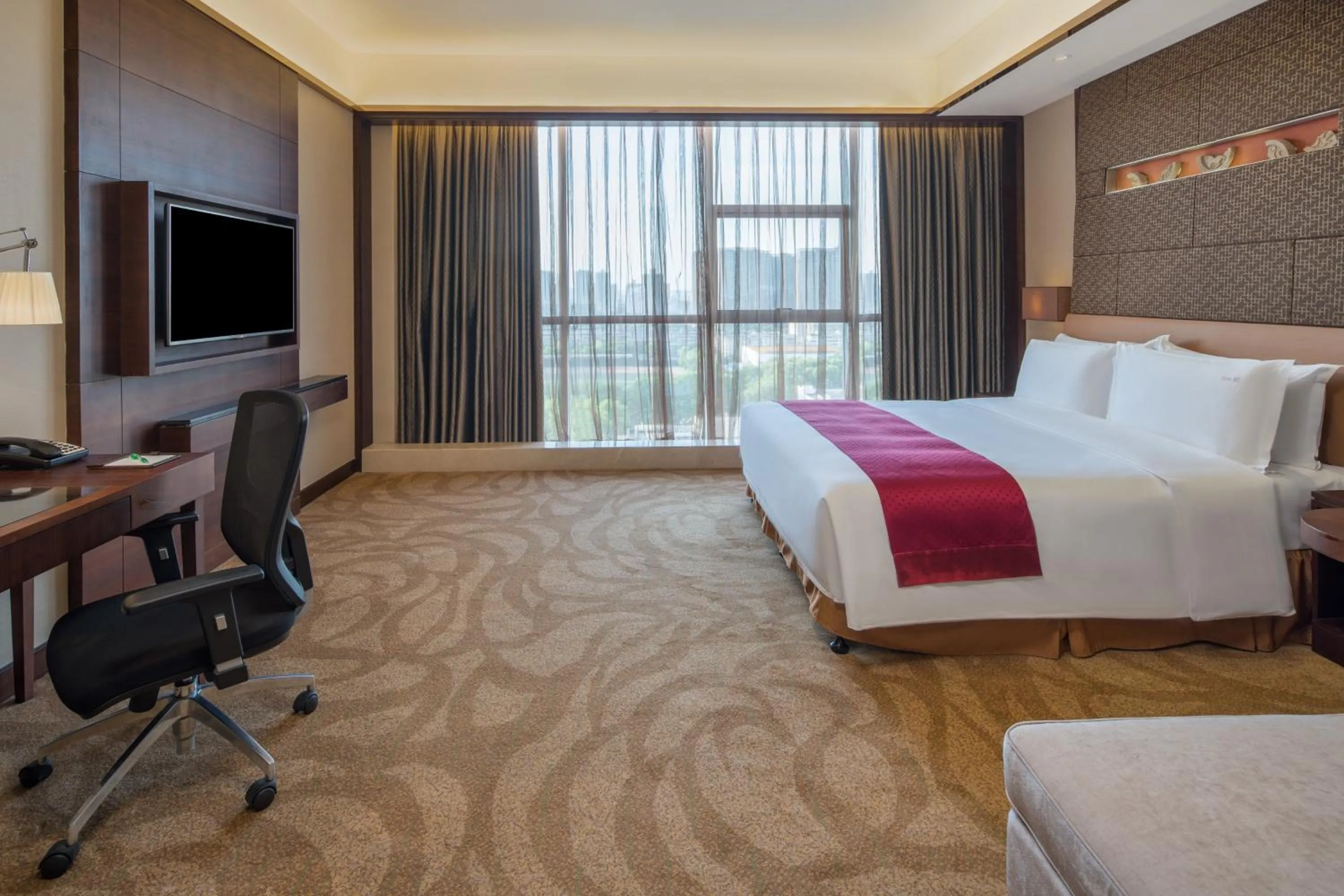 Photo of the whole room, TV/Entertainment Center in Holiday Inn Xi'an Big Goose Pagoda, an IHG Hotel