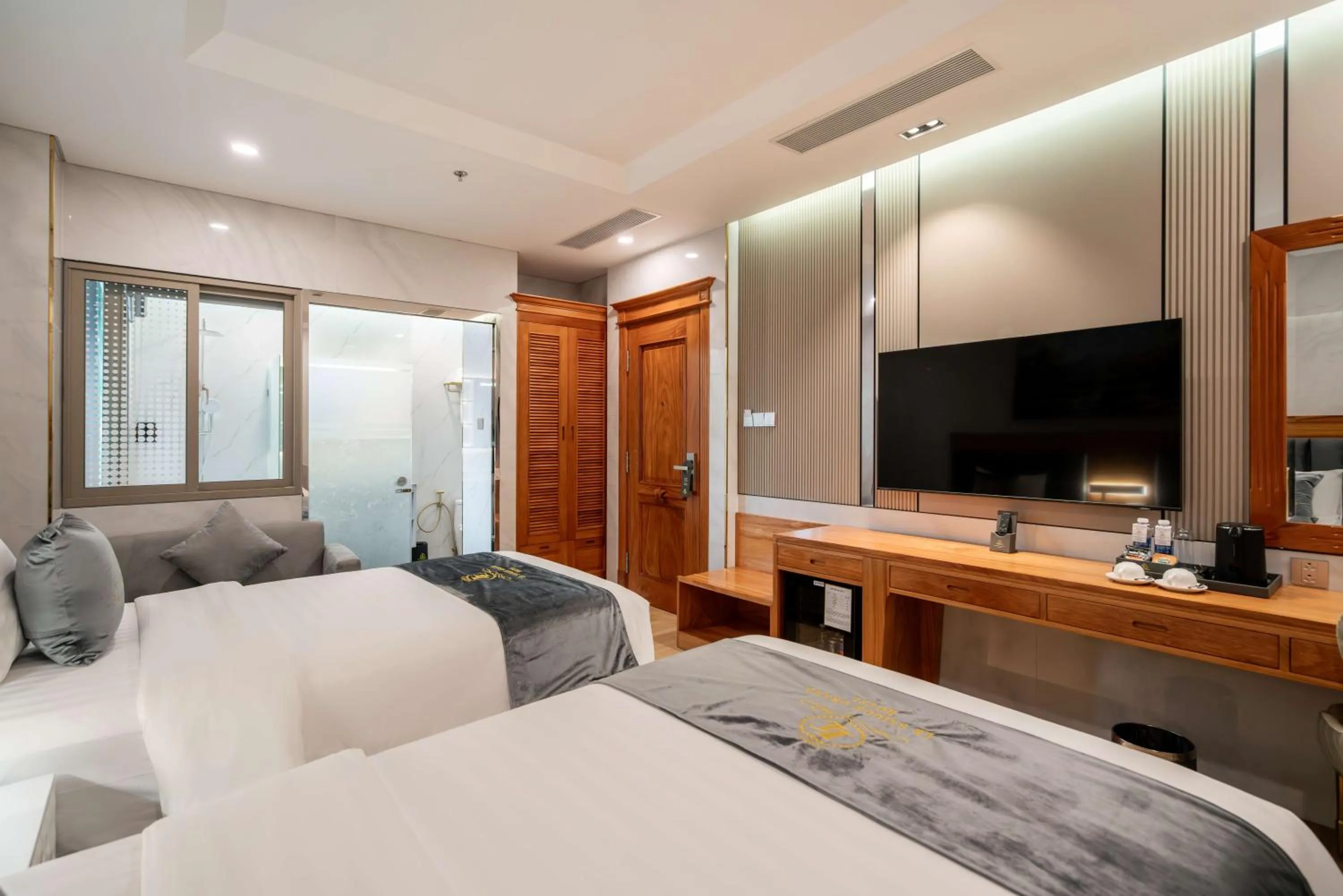 Bed in Le Saigon Grand Hotel