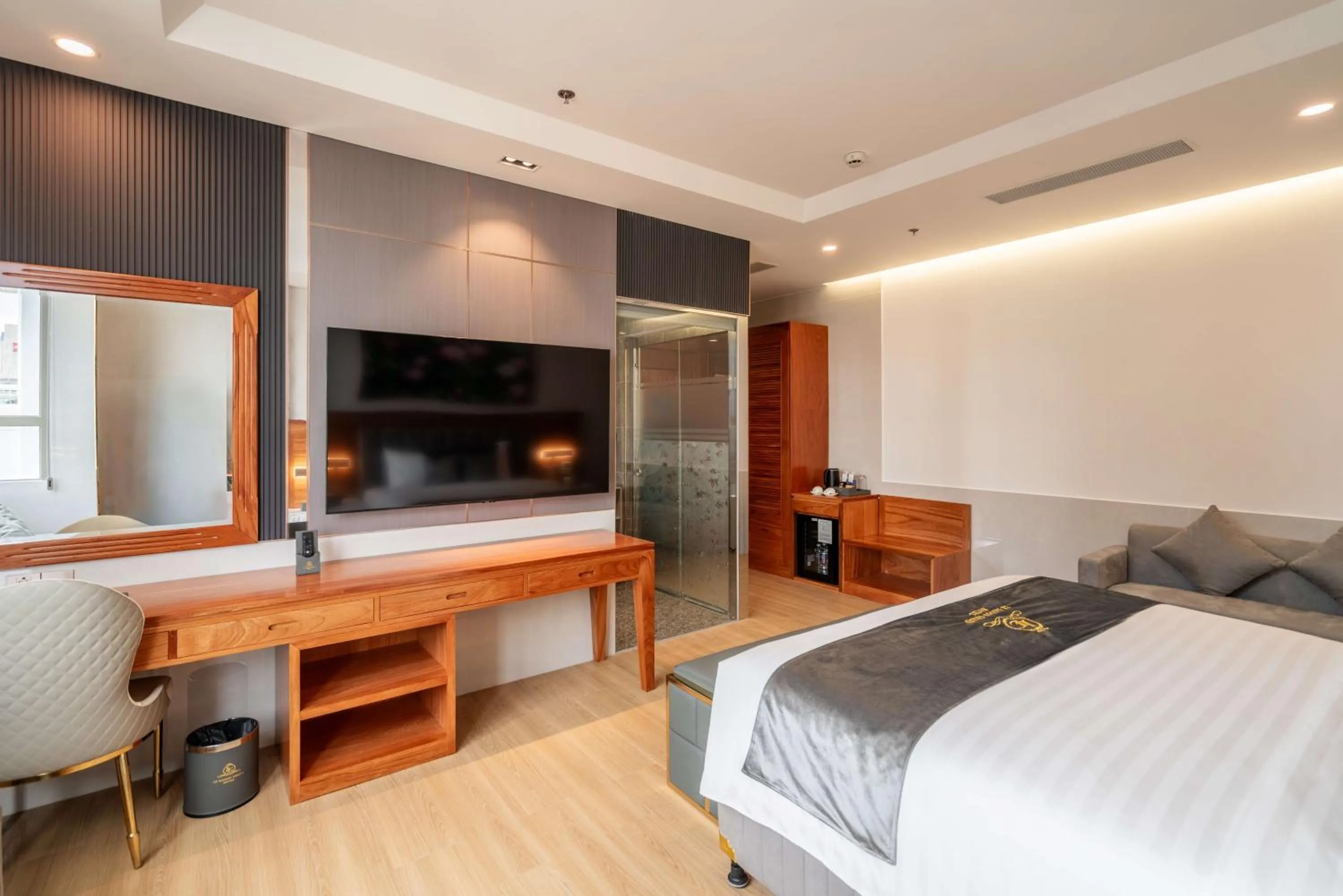 Bed in Le Saigon Grand Hotel