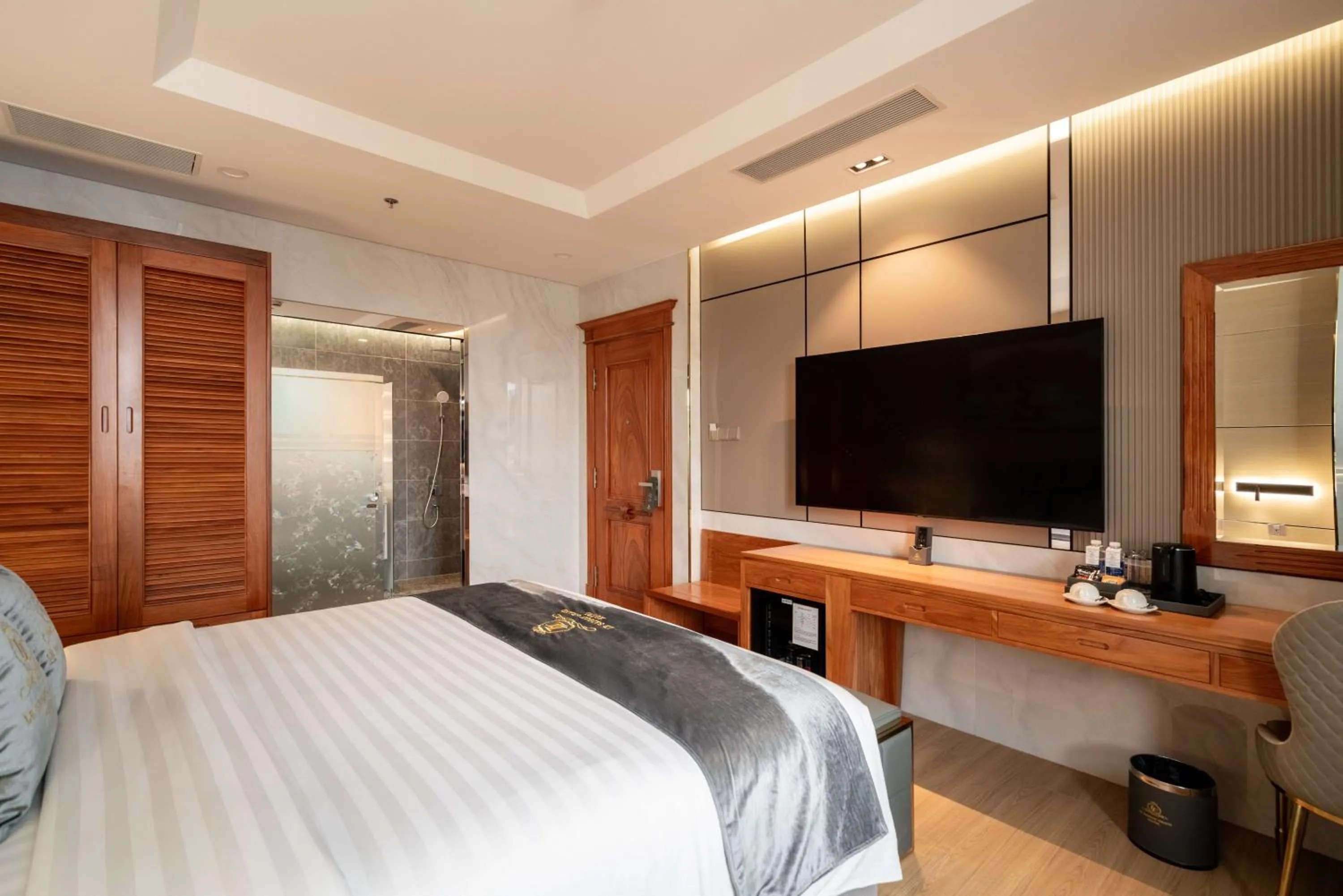 Bed in Le Saigon Grand Hotel