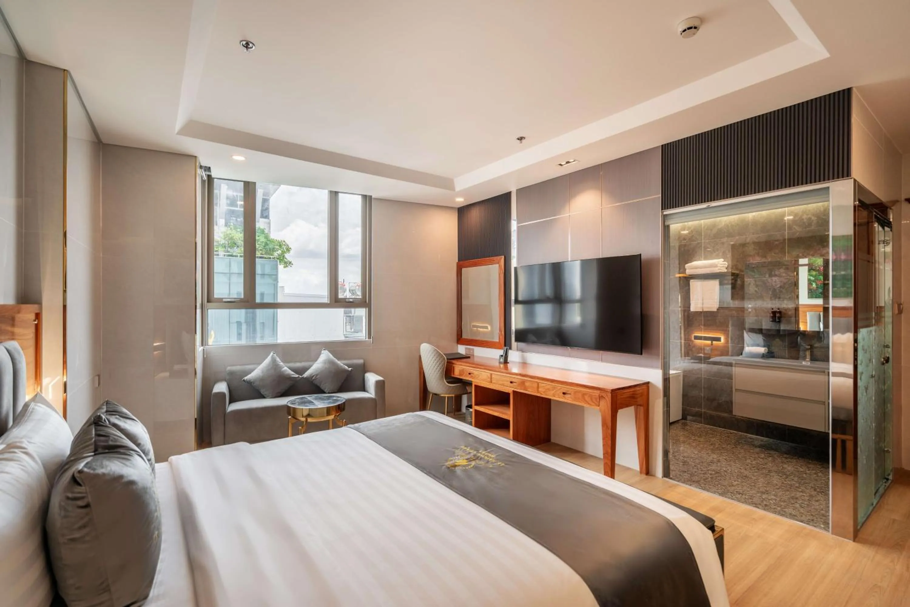 Bed in Le Saigon Grand Hotel