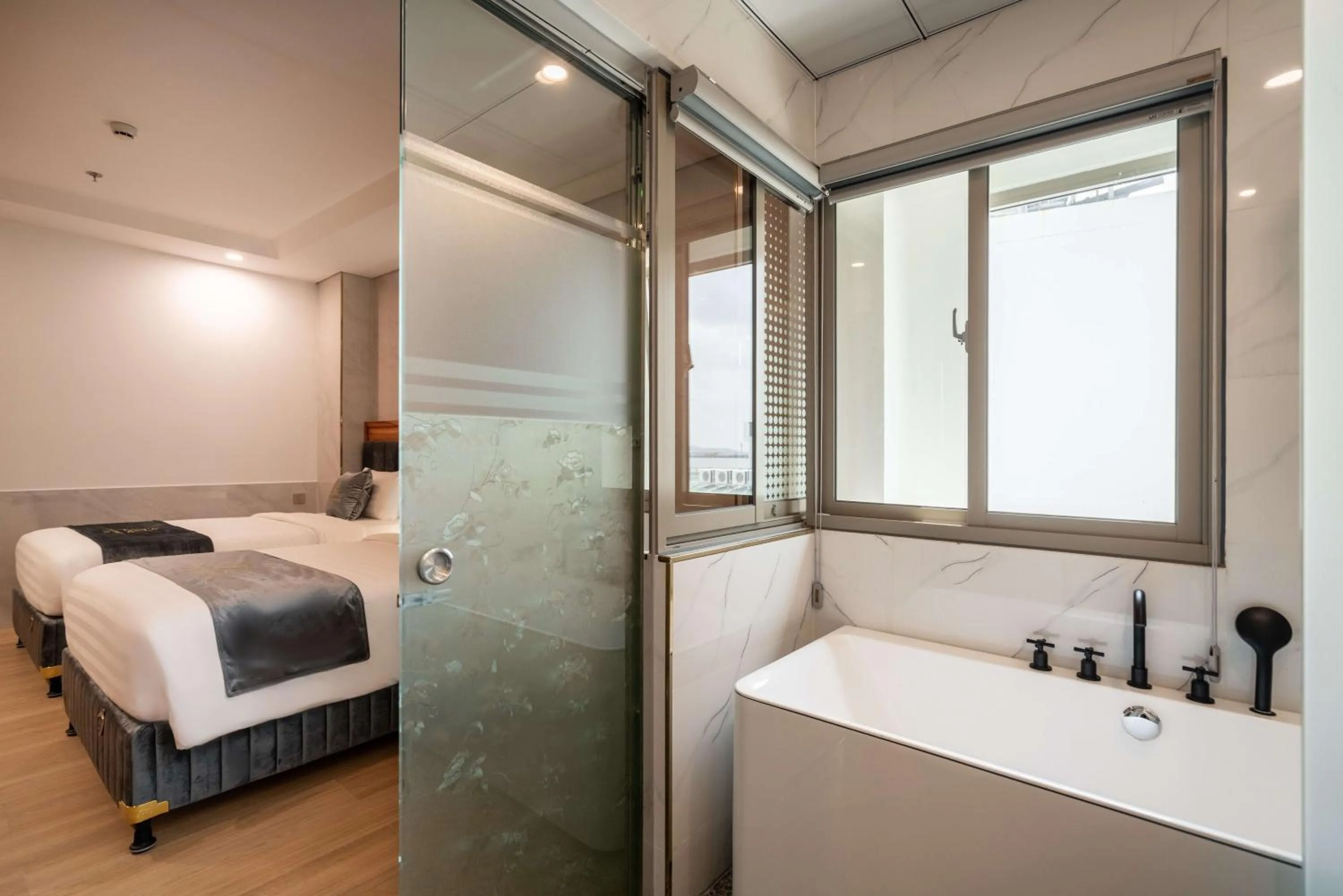 Bed in Le Saigon Grand Hotel