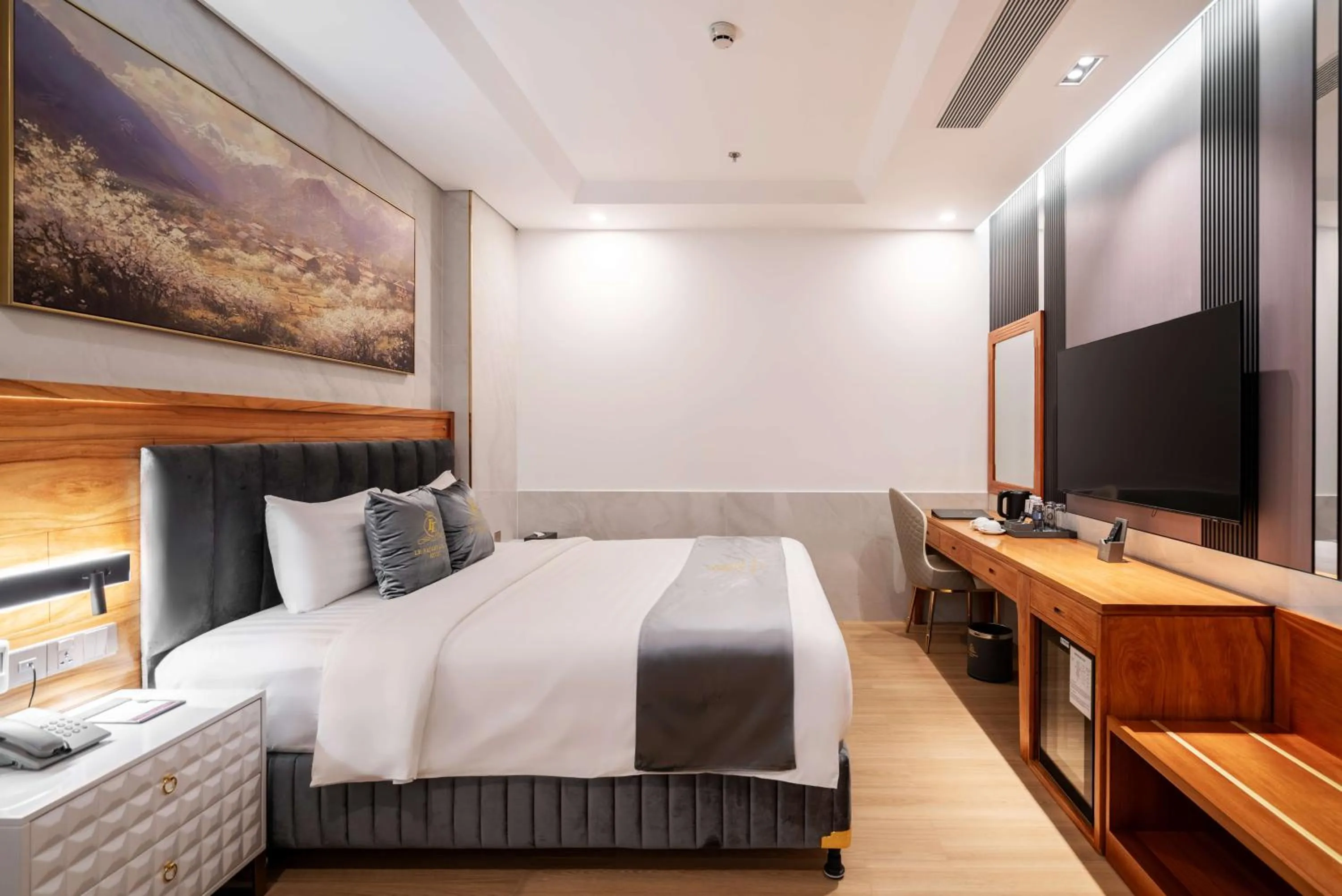 Bed in Le Saigon Grand Hotel