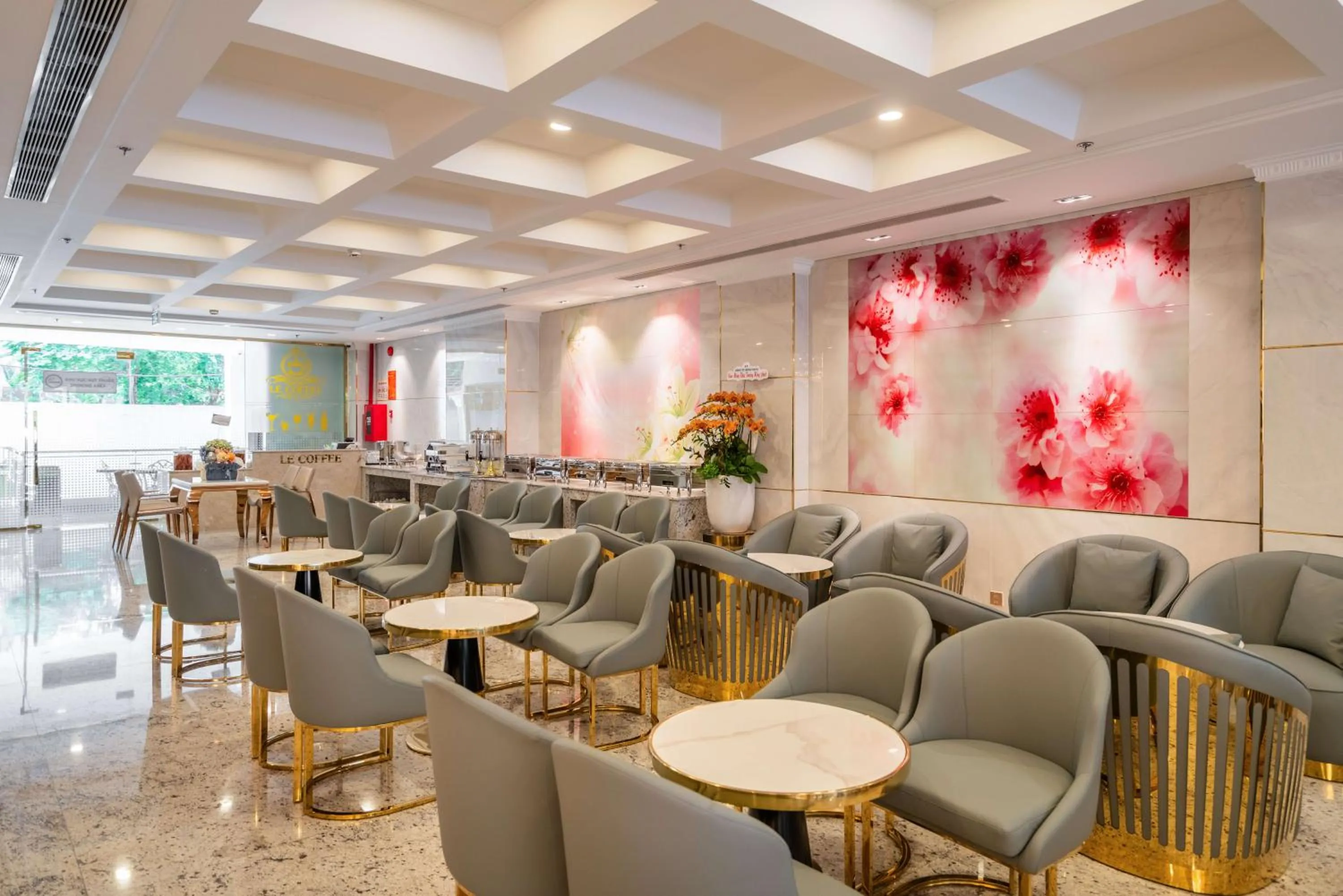 Restaurant/places to eat in Le Saigon Grand Hotel