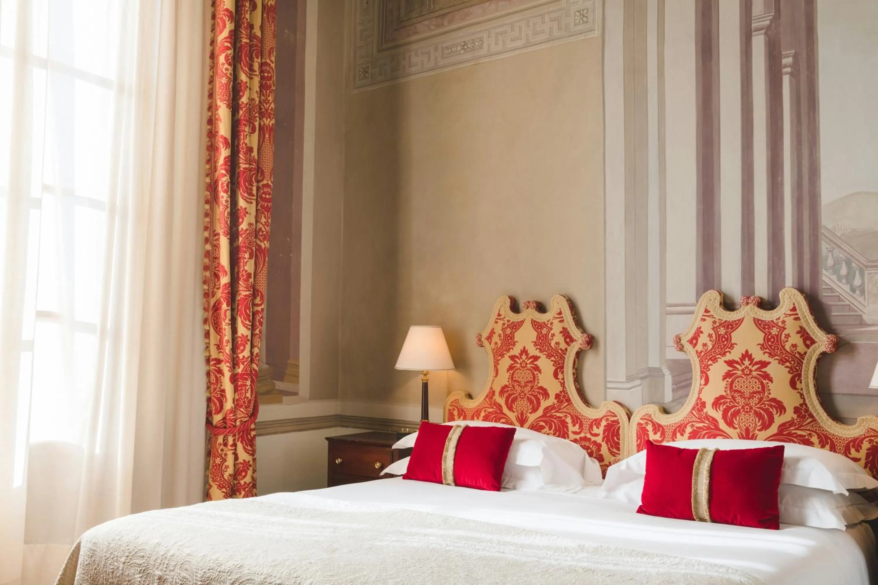 Photo of the whole room, Bed in Grand Hotel Continental Siena - Starhotels Collezione