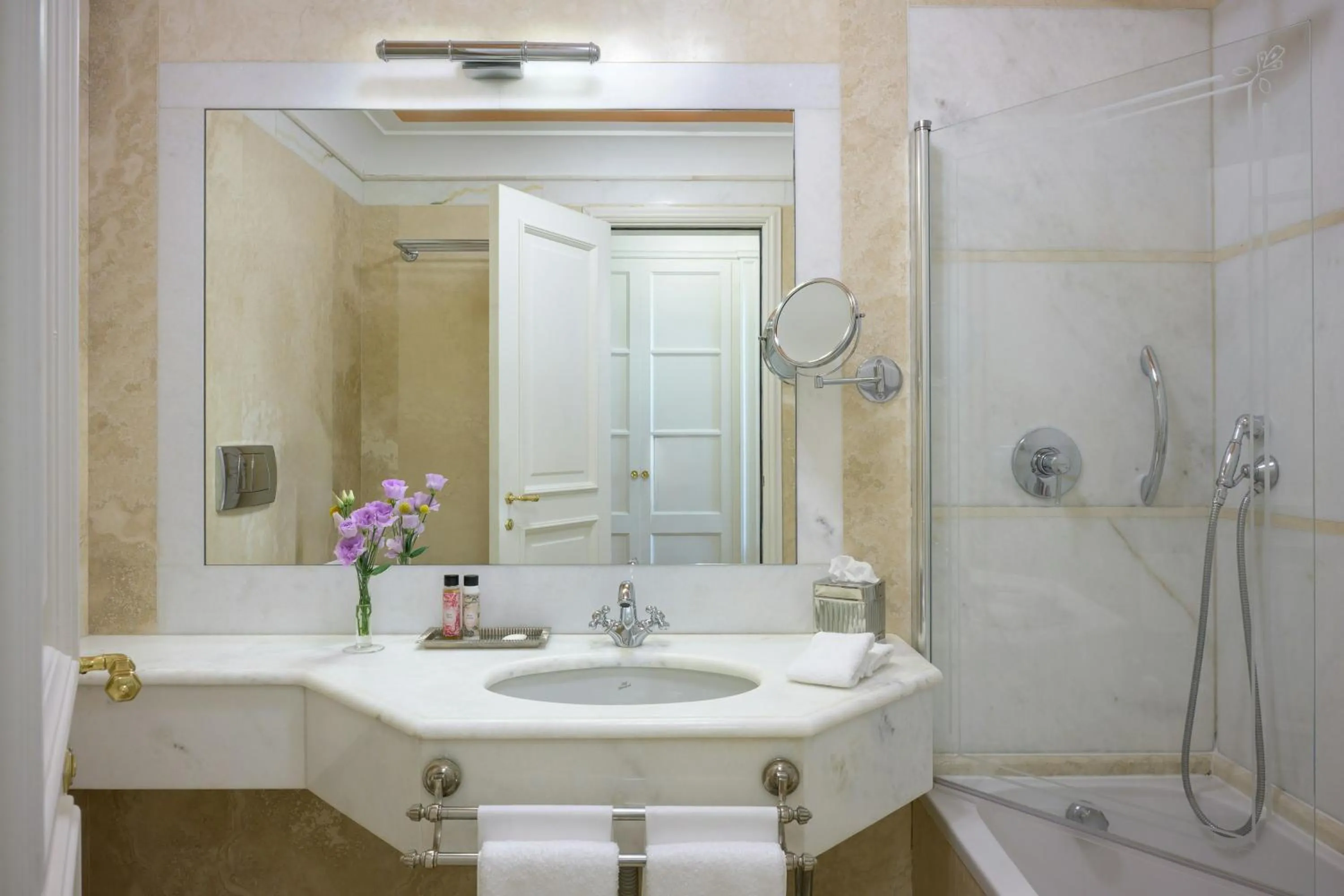 Bathroom in Grand Hotel Continental Siena - Starhotels Collezione