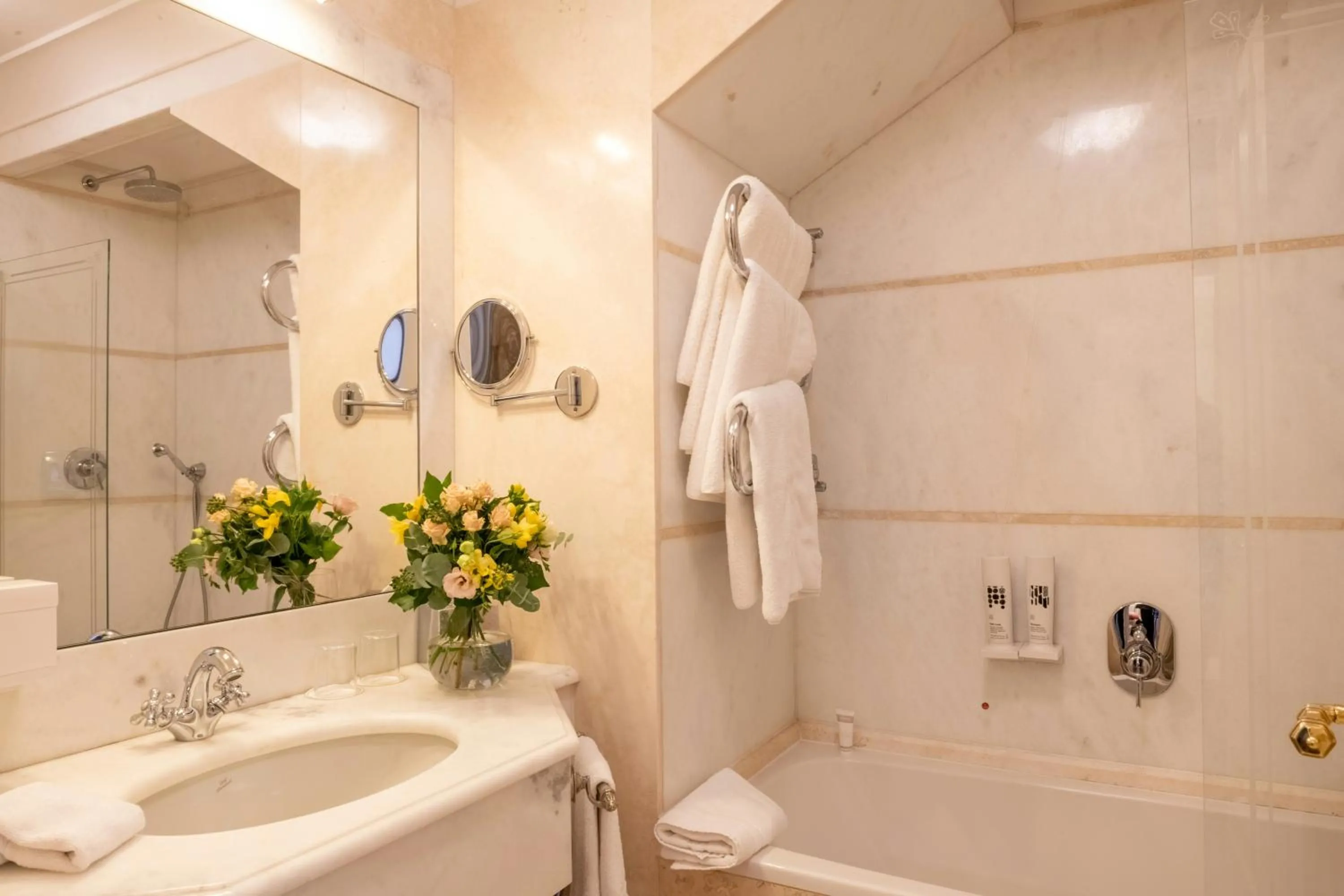 Photo of the whole room in Grand Hotel Continental Siena - Starhotels Collezione