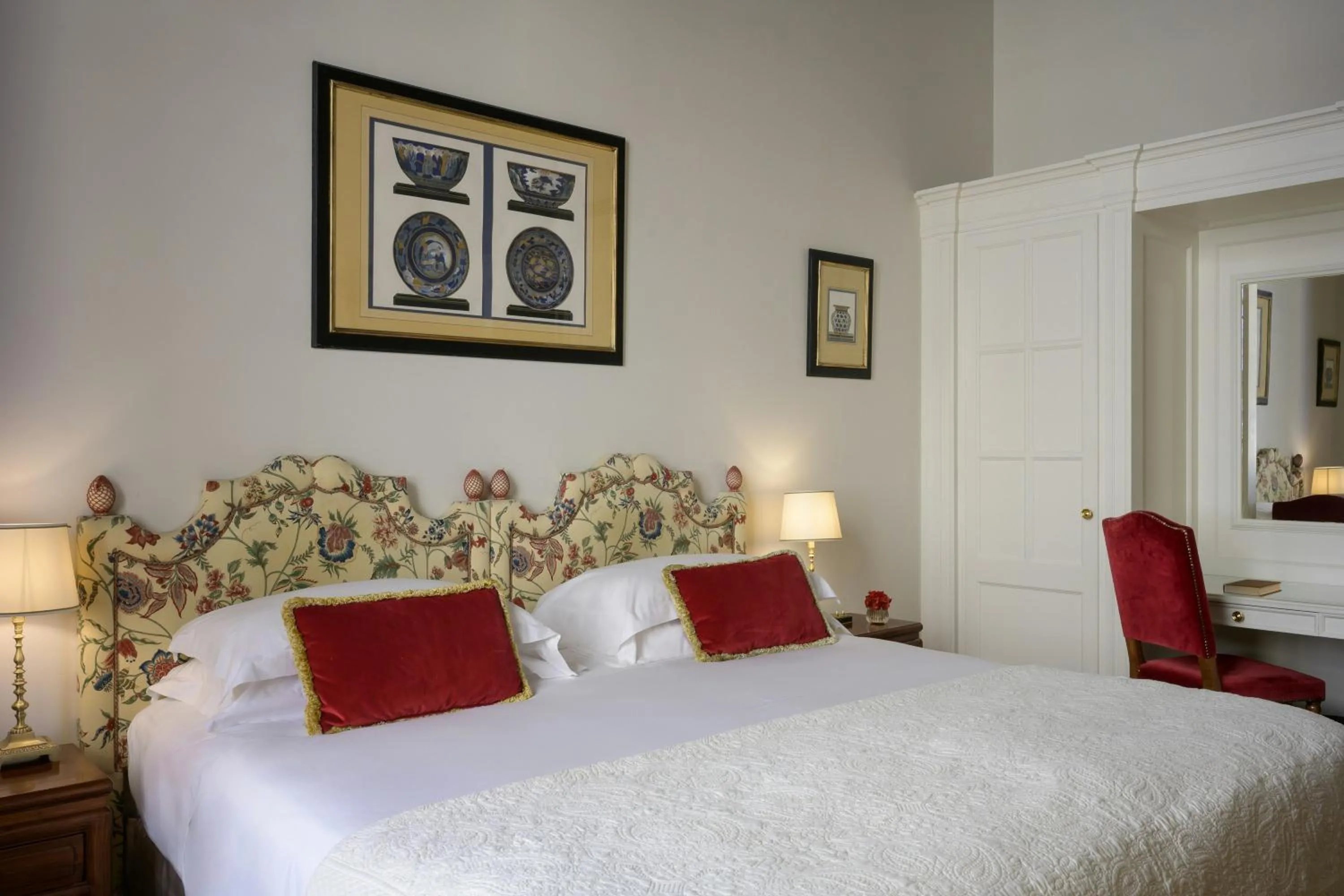 Photo of the whole room, Bed in Grand Hotel Continental Siena - Starhotels Collezione
