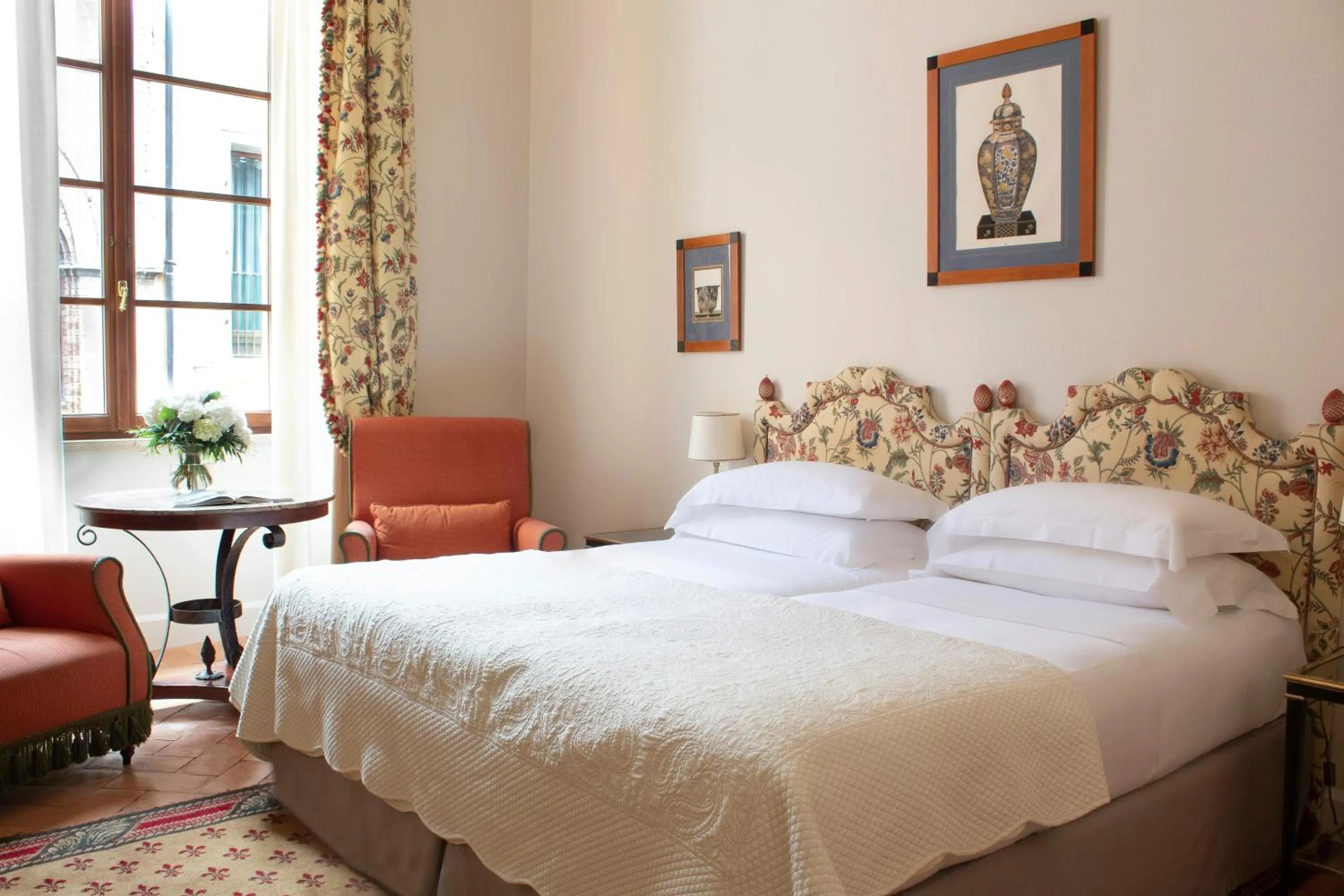 Photo of the whole room, Bed in Grand Hotel Continental Siena - Starhotels Collezione