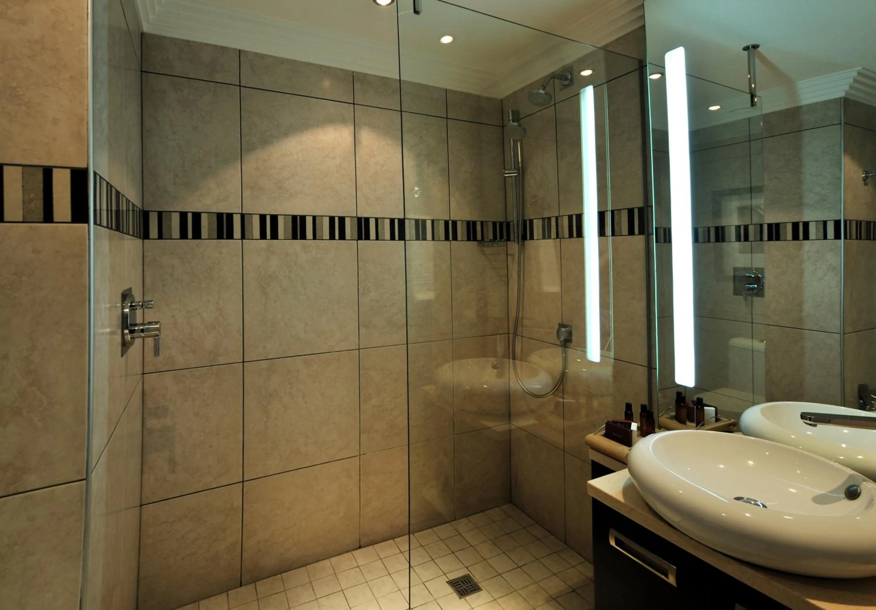 Bathroom in Pullman Lubumbashi Grand Karavia.