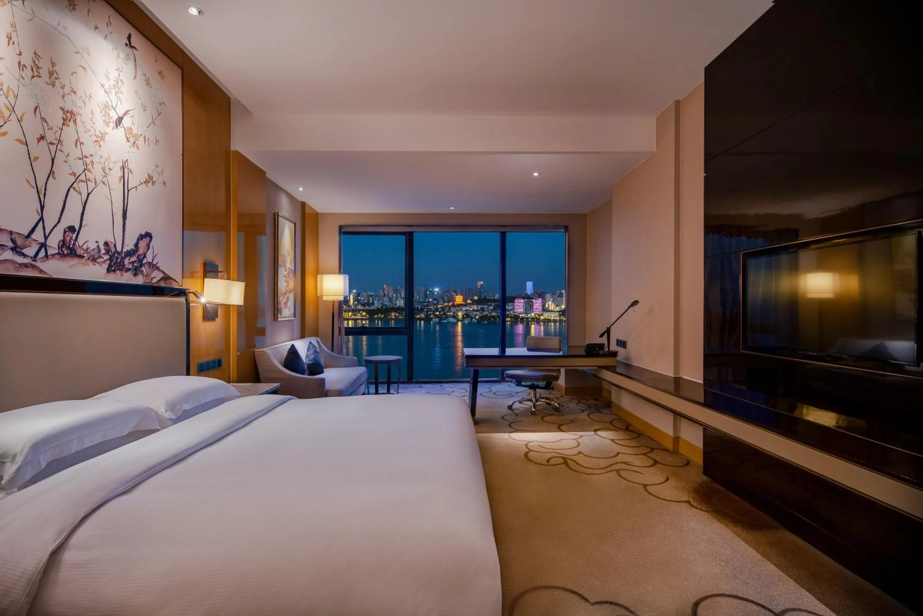 Photo of the whole room, Bed in Hilton Wuhan Yangtze Riverside