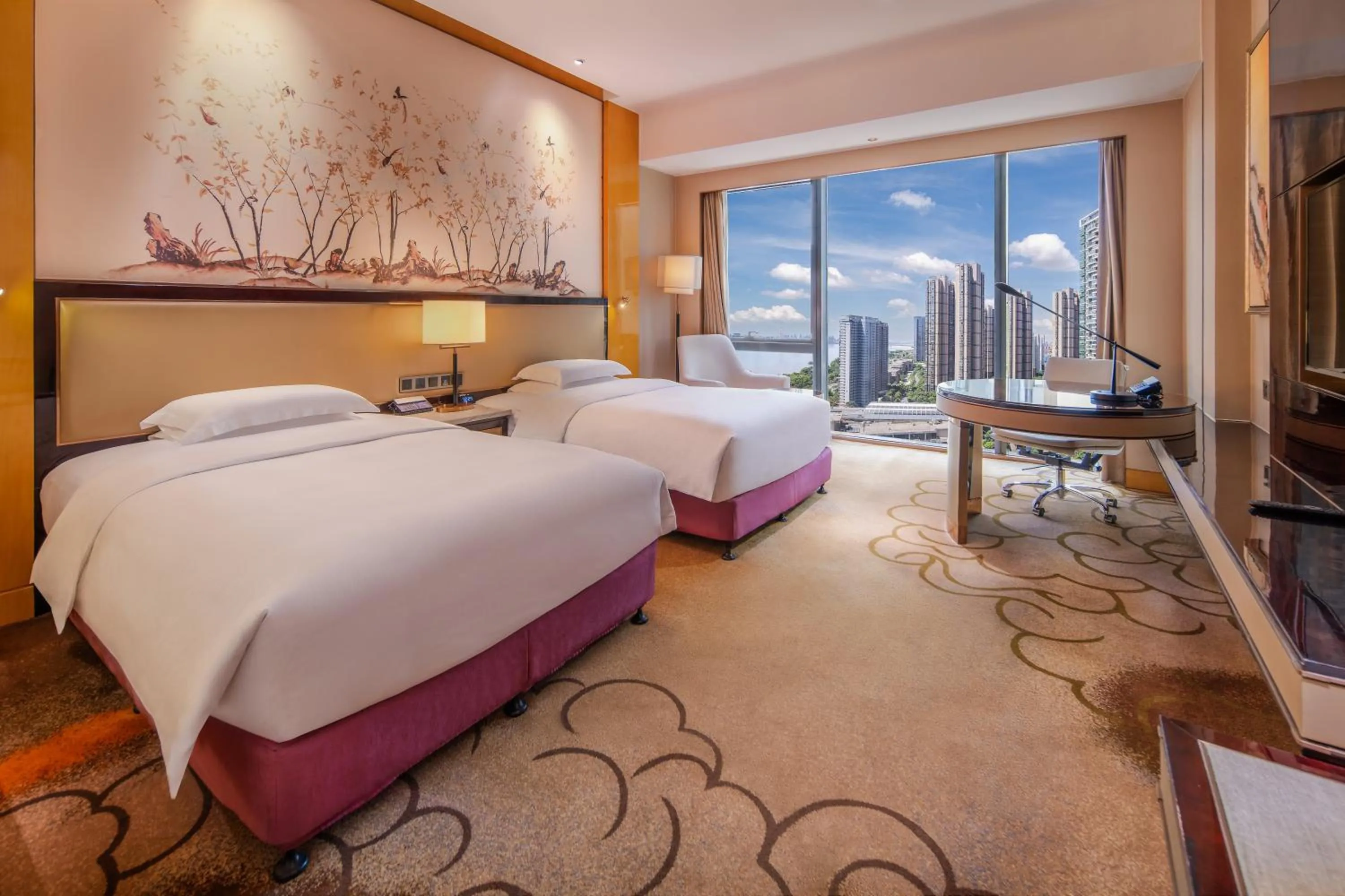 Photo of the whole room, Bed in Hilton Wuhan Yangtze Riverside