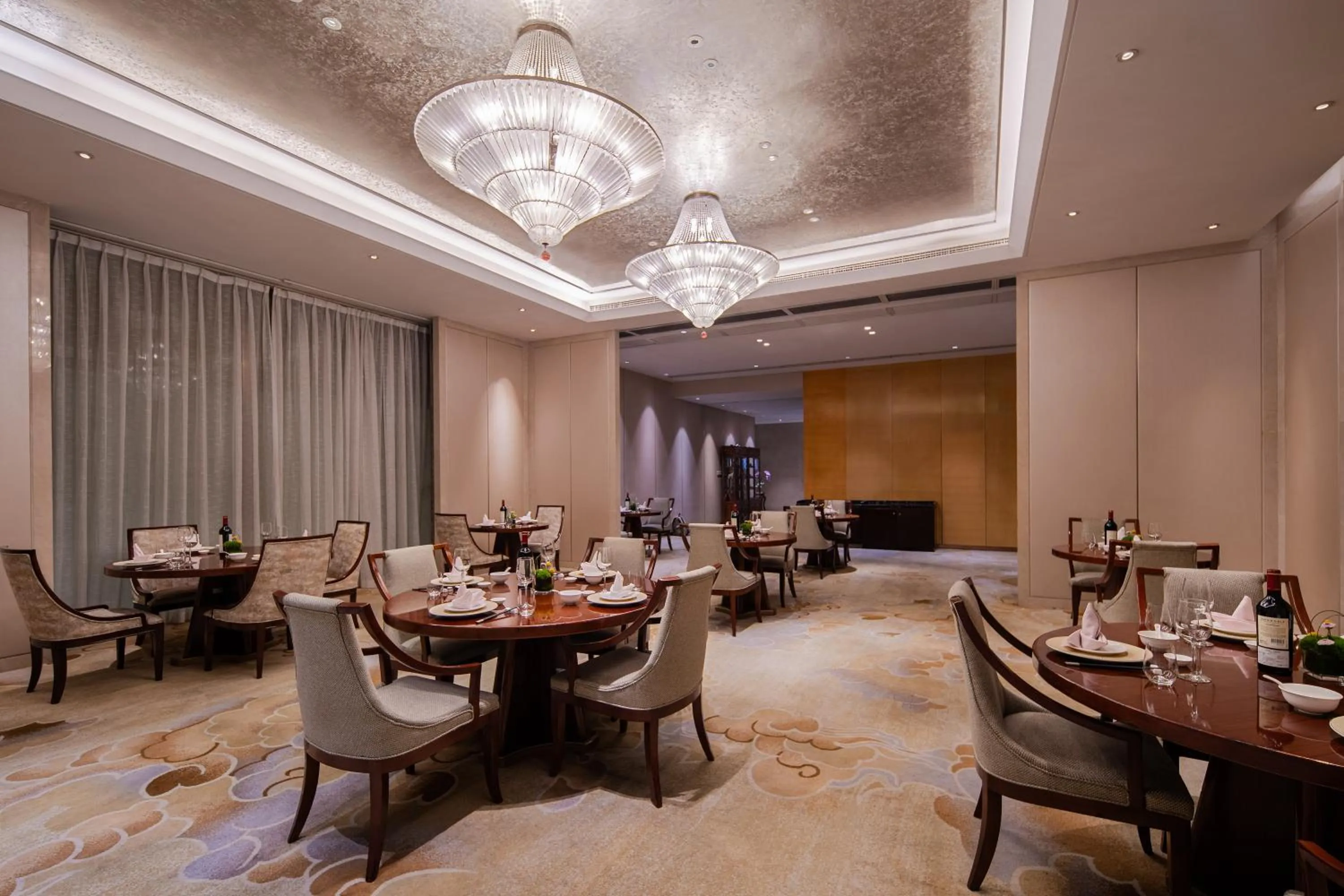 Restaurant/places to eat in Hilton Wuhan Yangtze Riverside