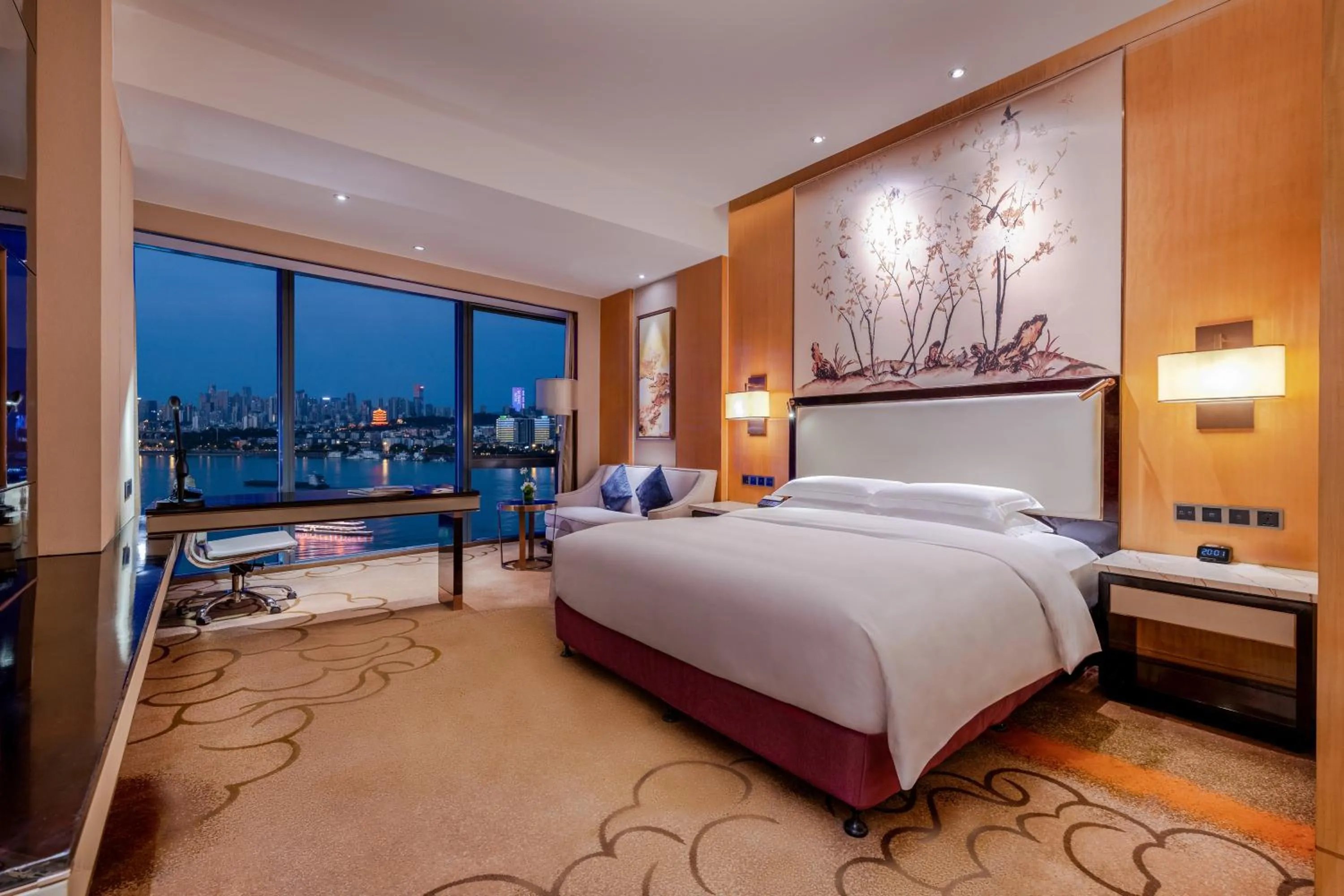Photo of the whole room, Bed in Hilton Wuhan Yangtze Riverside