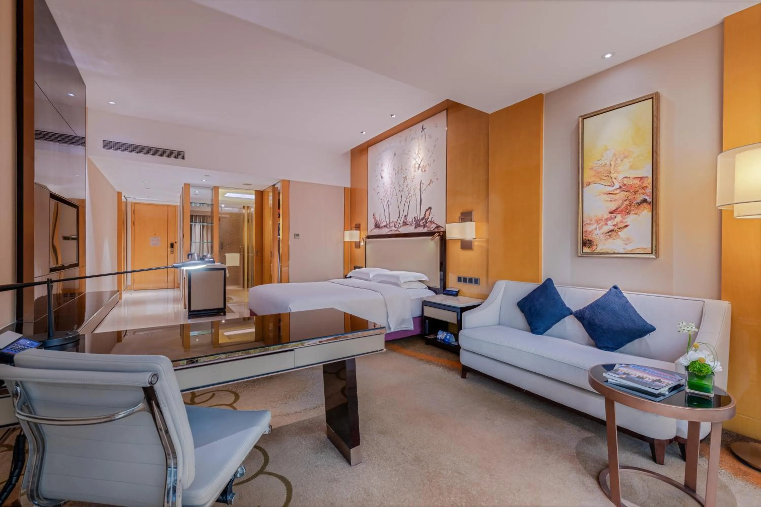 Photo of the whole room in Hilton Wuhan Yangtze Riverside