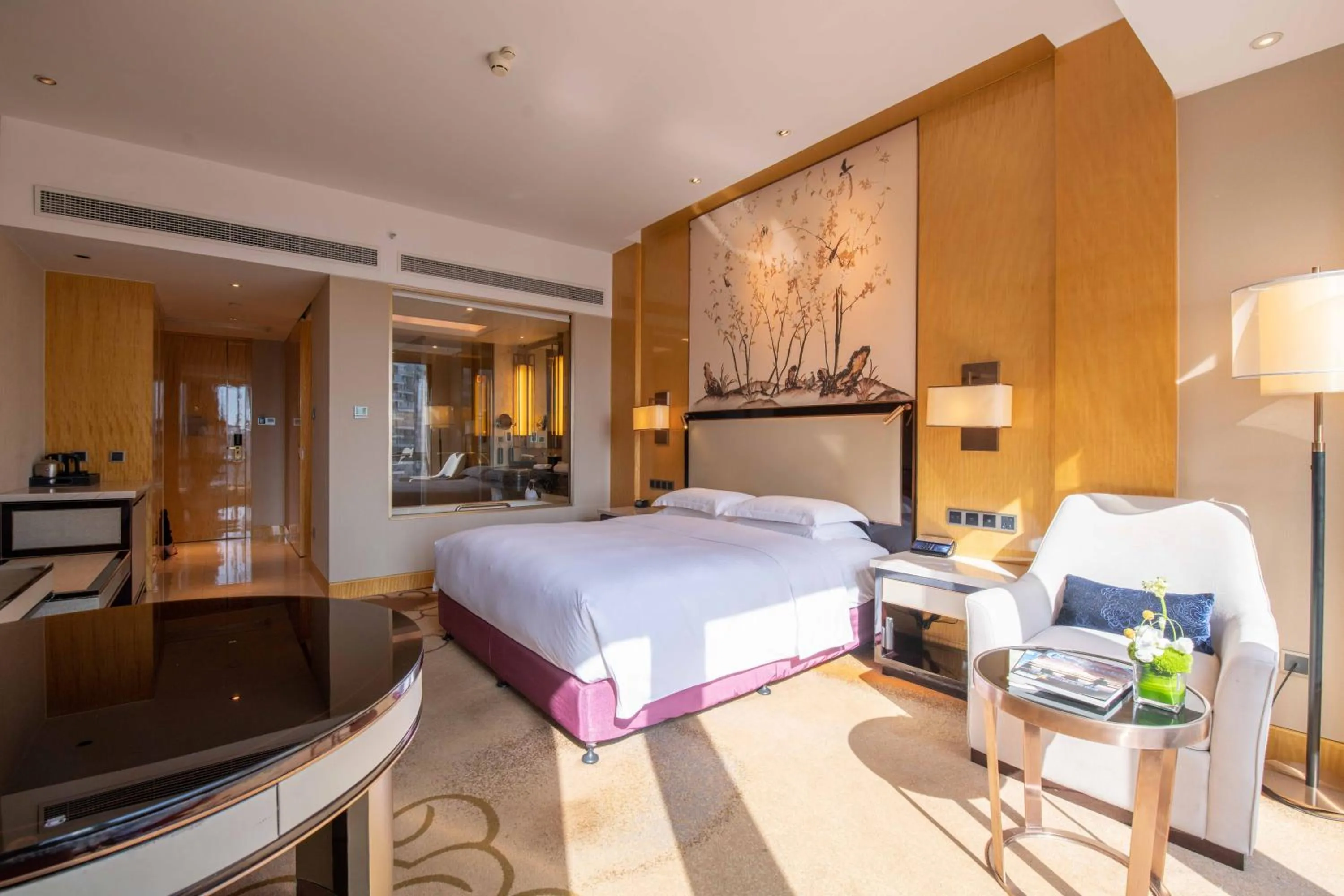Photo of the whole room, Bed in Hilton Wuhan Yangtze Riverside