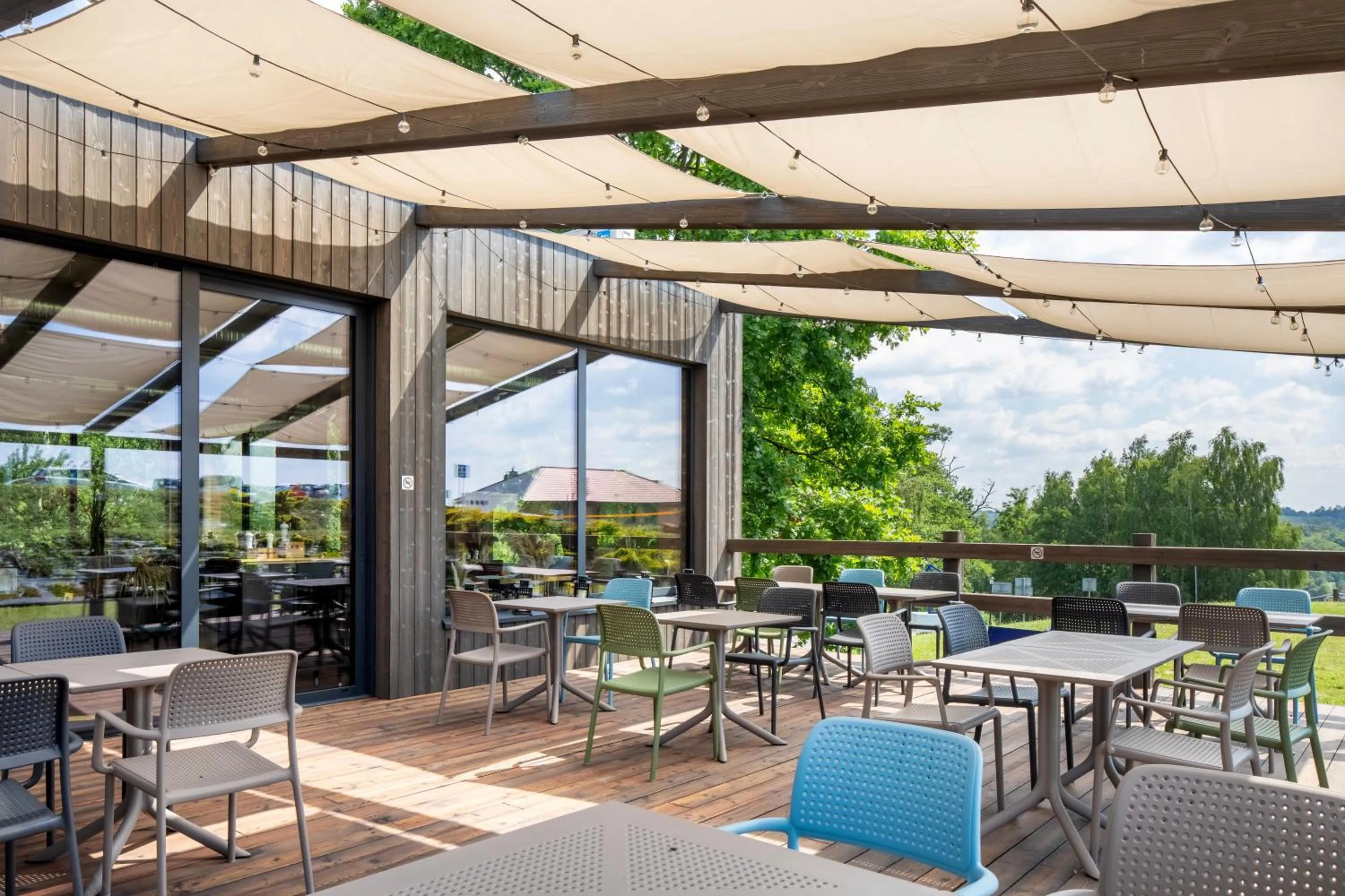 Restaurant/places to eat in Hotel Szary Residence