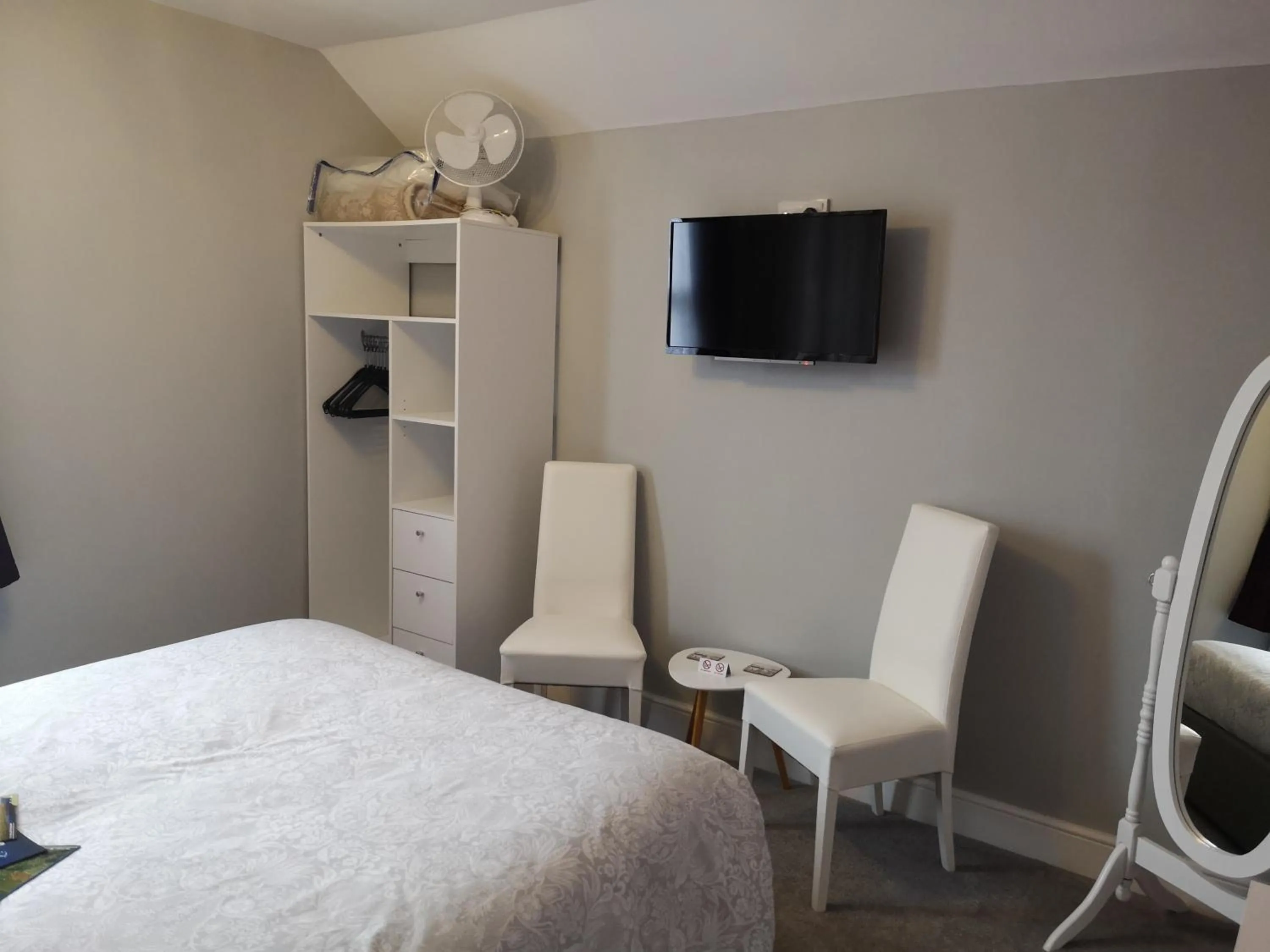 Bedroom in The Phoenix Guest House