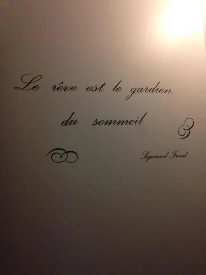 Decorative detail in Au Bout Du Quai