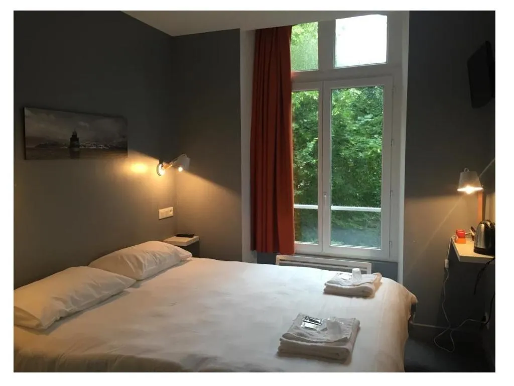 Day, Bed in Au Bout Du Quai