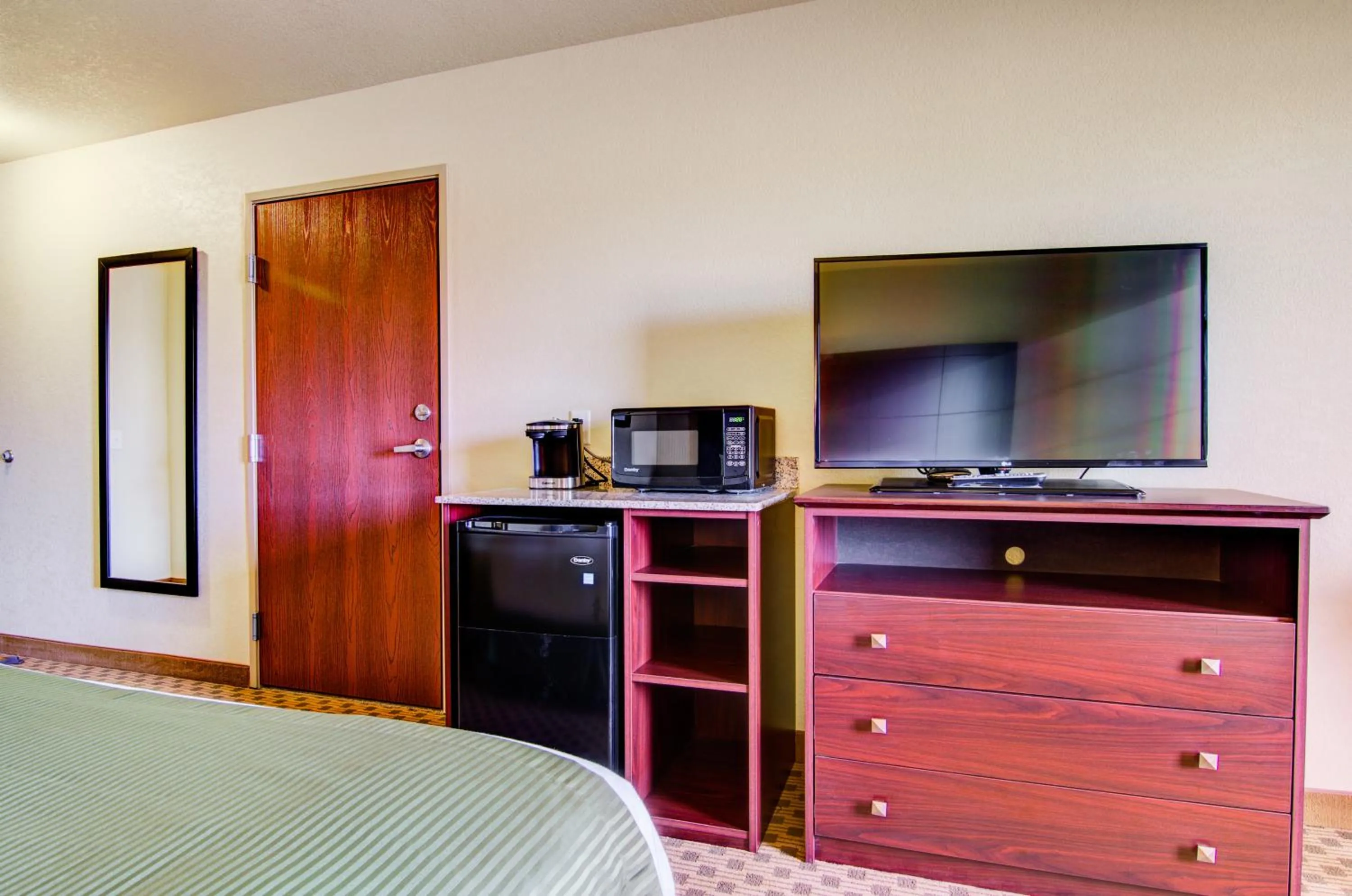 TV and multimedia, Bed in Cobblestone Hotel & Suites Pulaski/Green Bay
