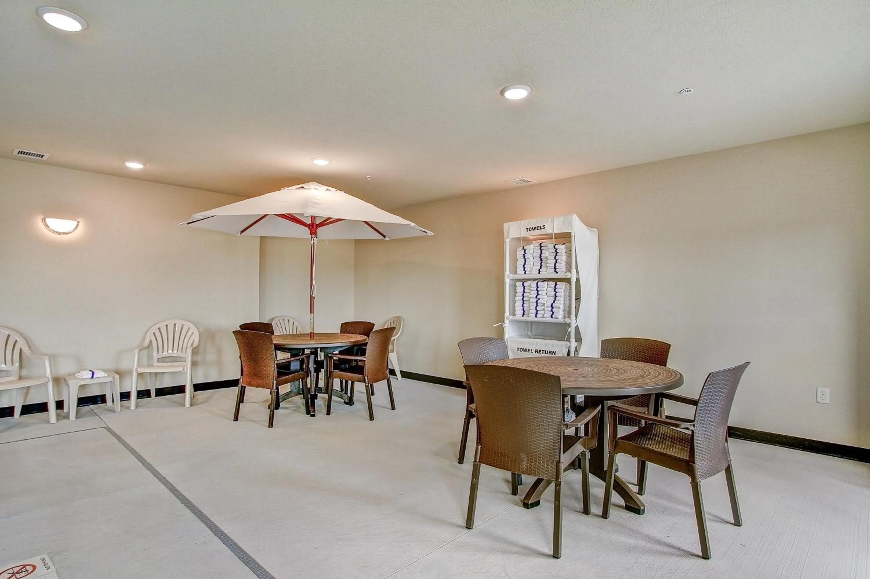 Swimming pool in Cobblestone Hotel & Suites Pulaski/Green Bay