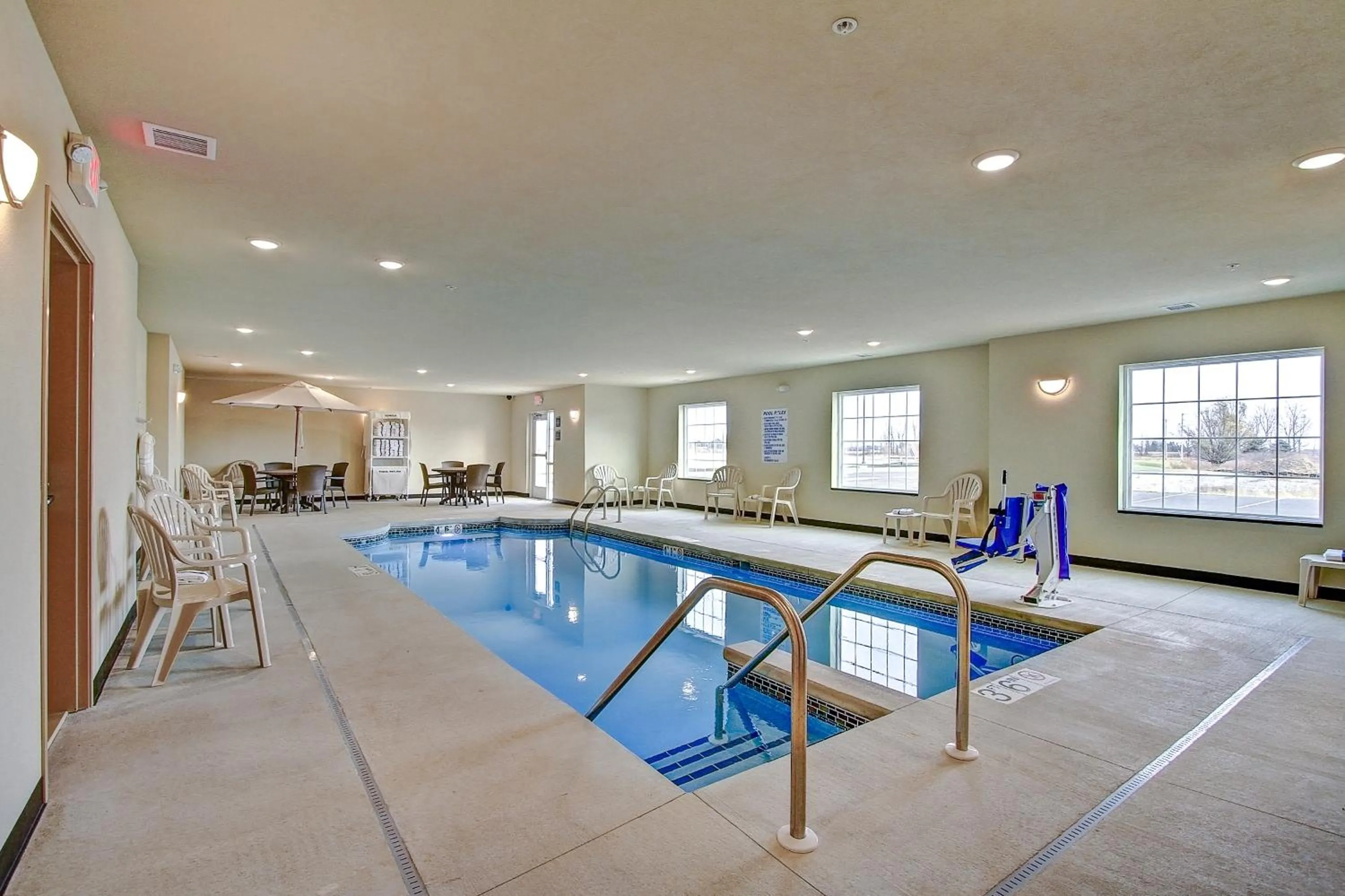 Swimming pool in Cobblestone Hotel & Suites Pulaski/Green Bay